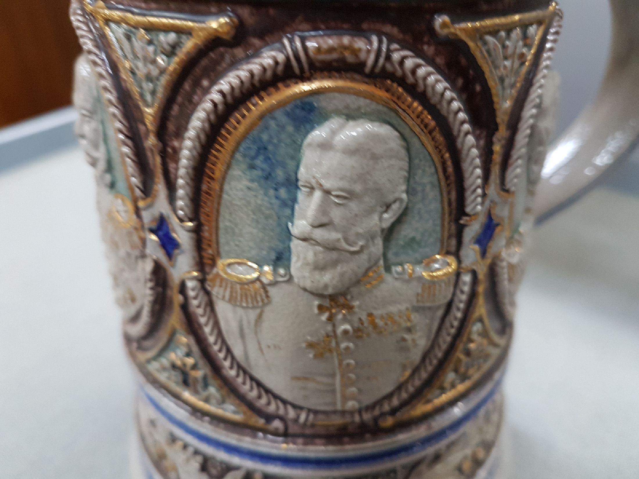Detail h: Bierkrug, deutsch, um 1900, Steinzeug, reich reliefiert mit den 5 Porträts von Kaiser Wilhelm I, Kaiser Friedrich III, Kaiser Wilhelm II., König ...