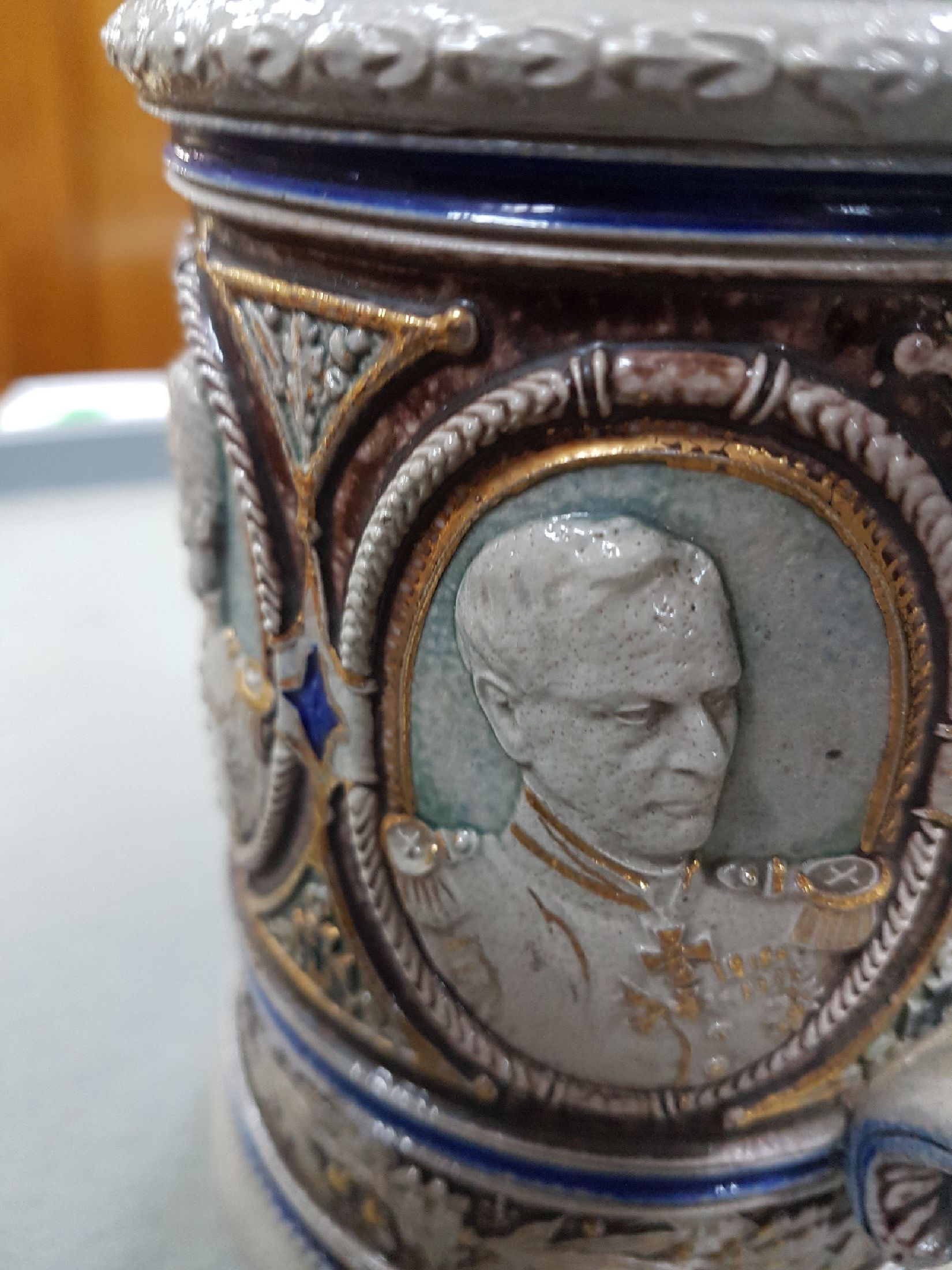 Detail i: Bierkrug, deutsch, um 1900, Steinzeug, reich reliefiert mit den 5 Porträts von Kaiser Wilhelm I, Kaiser Friedrich III, Kaiser Wilhelm II., König ...