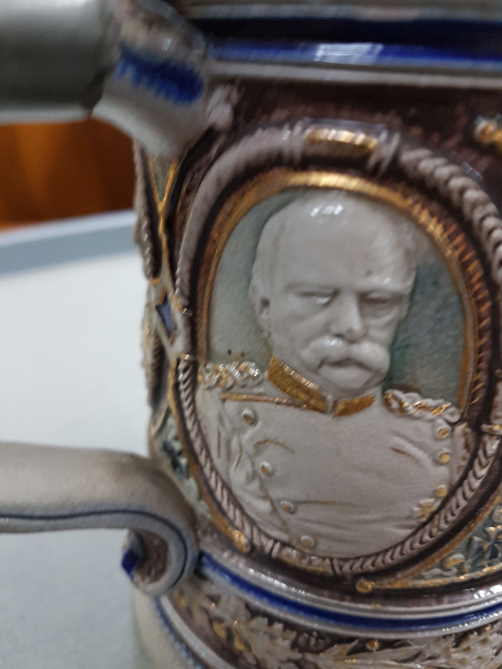 Detail j: Bierkrug, deutsch, um 1900, Steinzeug, reich reliefiert mit den 5 Porträts von Kaiser Wilhelm I, Kaiser Friedrich III, Kaiser Wilhelm II., König ...