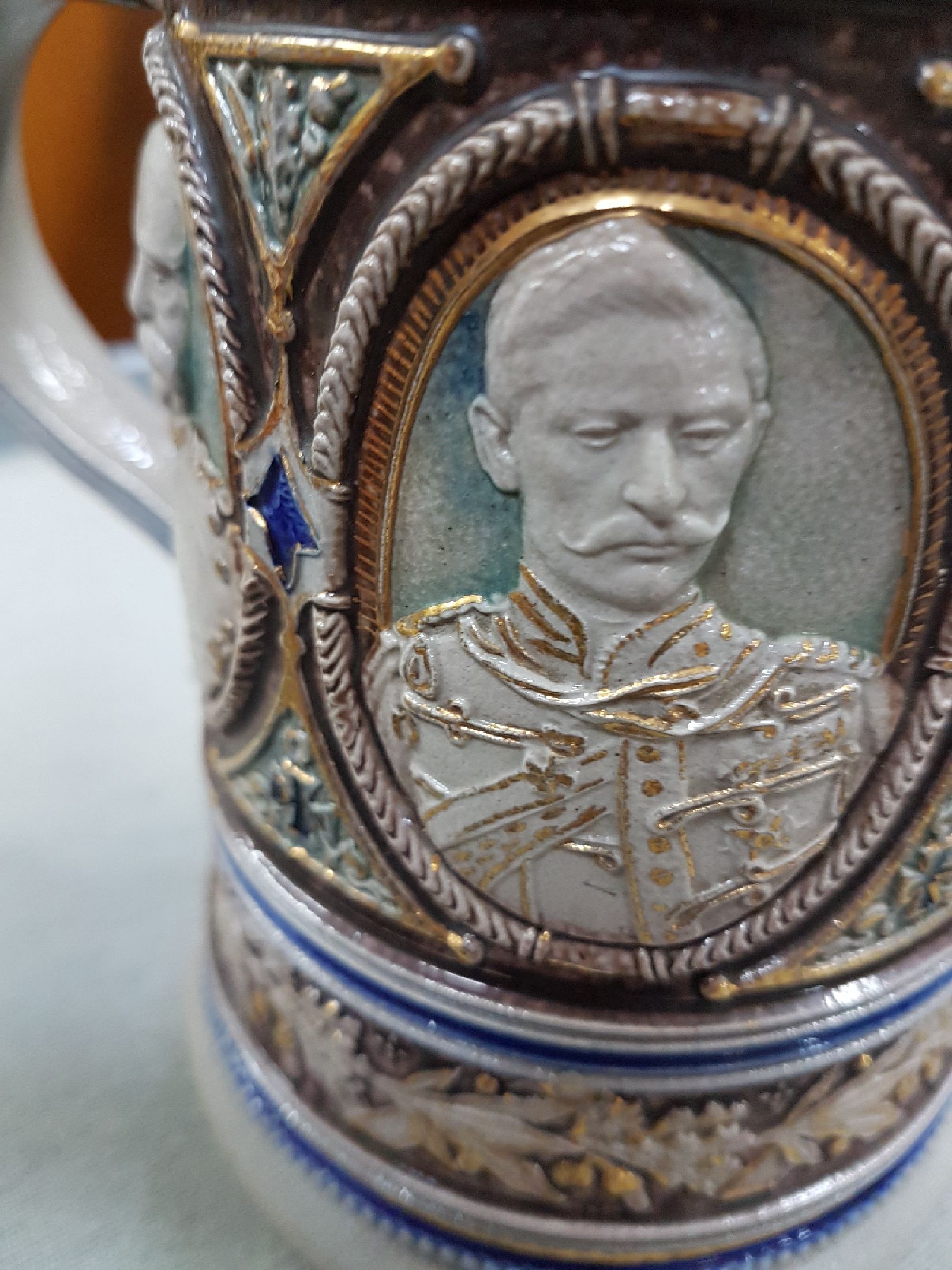 Detail k: Bierkrug, deutsch, um 1900, Steinzeug, reich reliefiert mit den 5 Porträts von Kaiser Wilhelm I, Kaiser Friedrich III, Kaiser Wilhelm II., König ...