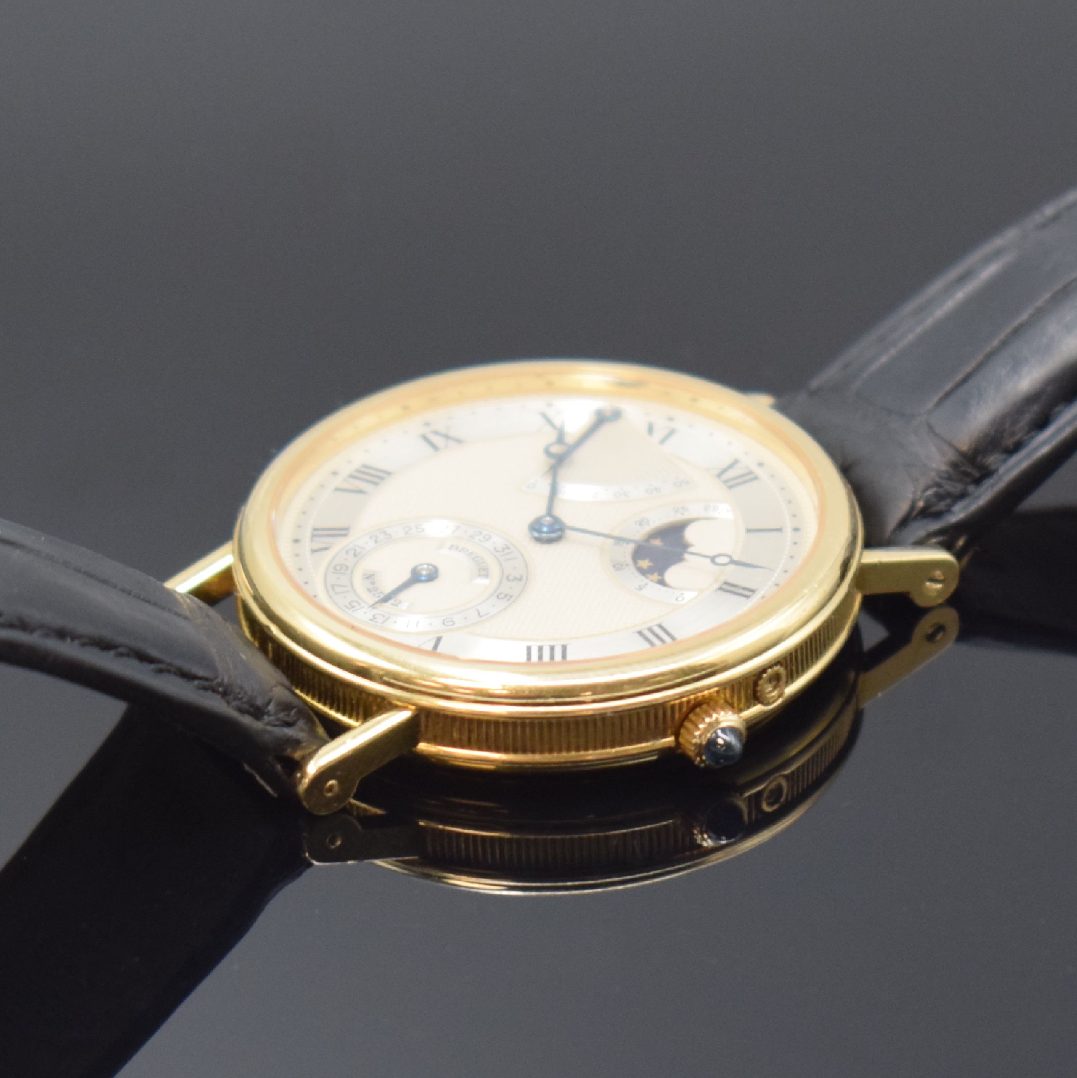 Detail c: BREGUET Classique feine Herrenarmbanduhr in GG 750/000 mit Gangreserve und Mondphase Referenz 3130, Schweiz um 2000, Automatik, 3-teiliges Gehäuse, ...