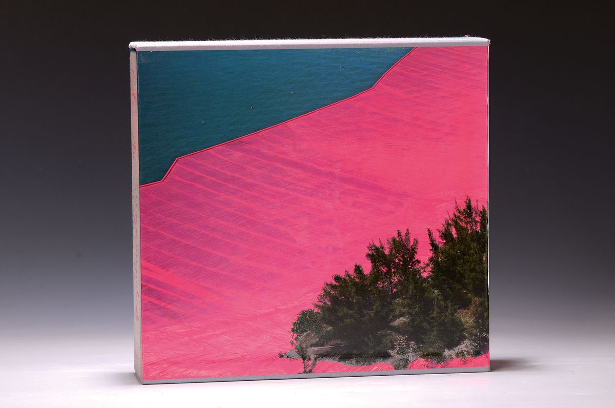Detail a: Christo (1935-2020): Surrounded Islands. Biscayne Bay, Greater Miami, Florida, 1980-83,New York, Abrams 1986, 696 S., mit montiertem und ...