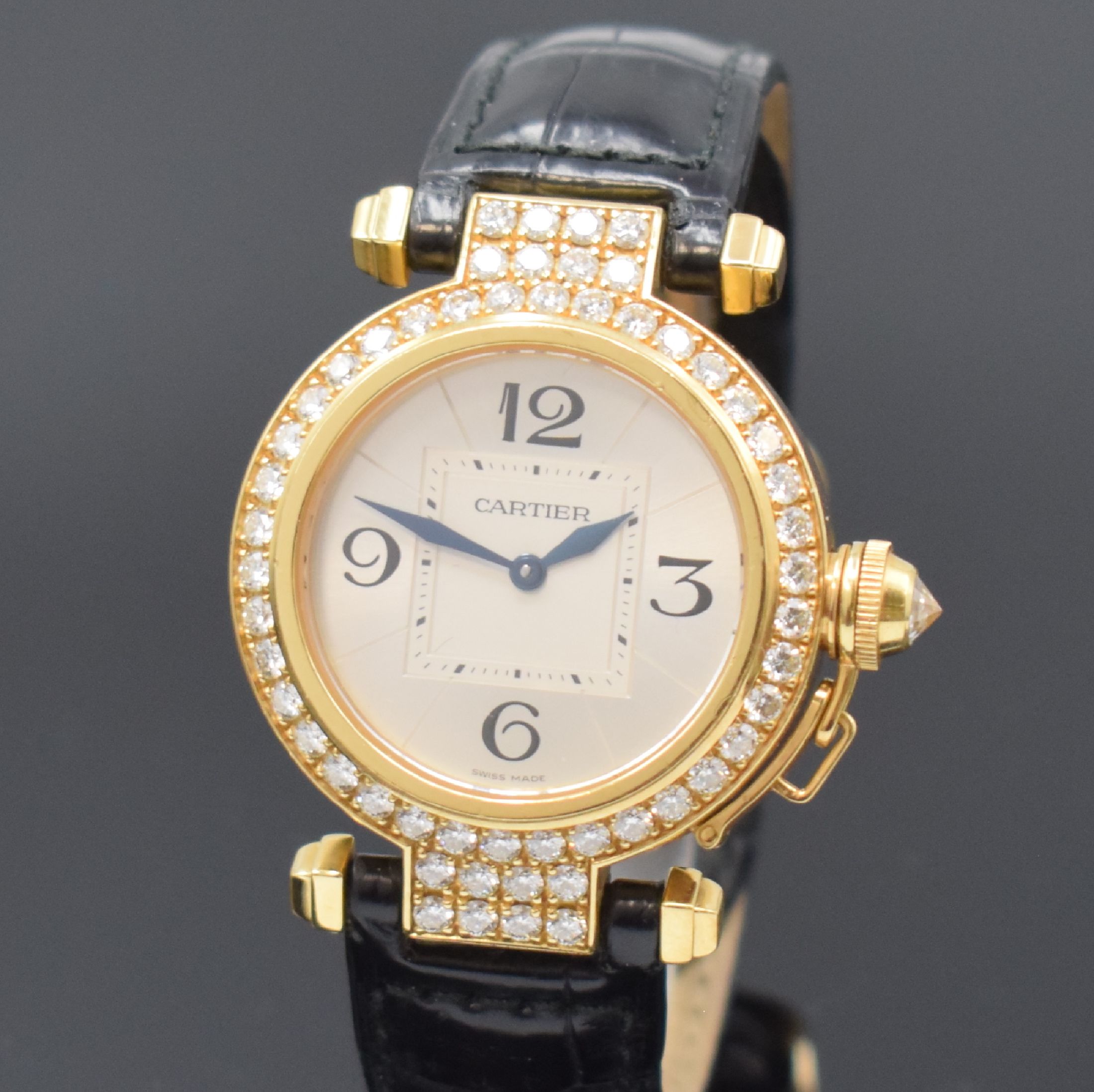 Detail a: CARTIER Pasha Damenarmbanduhr in GG 750/000 Referenz 2811 mit Diamanten, Schweiz um 2005, quarz, 2-teil. Gehäuse, Boden 8-fach verschr., Lünette u. ...