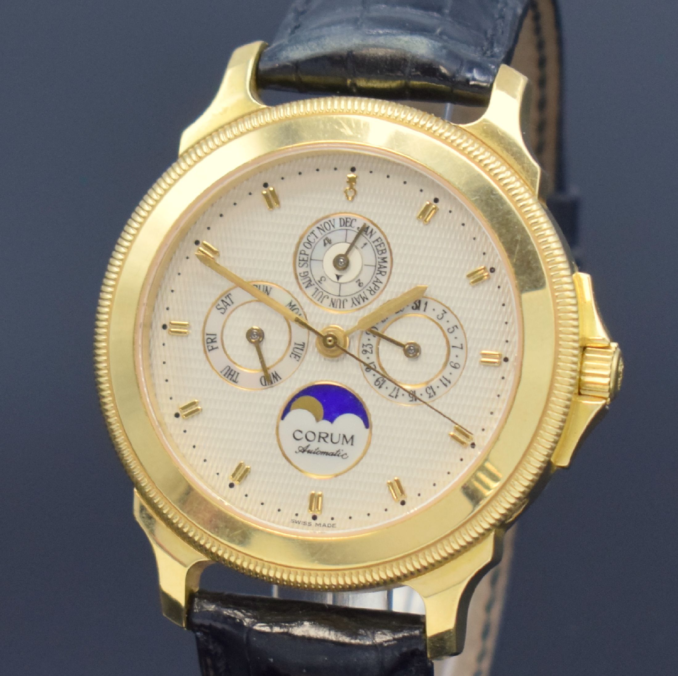 Detail a: CORUM Perpetual Temps Mecaniques auf 100 Stück limitierte Herrenarmbanduhr in GG 750/000 mitewigem Kalender Referenz 84.111.56, Schweiz um 1995, ...