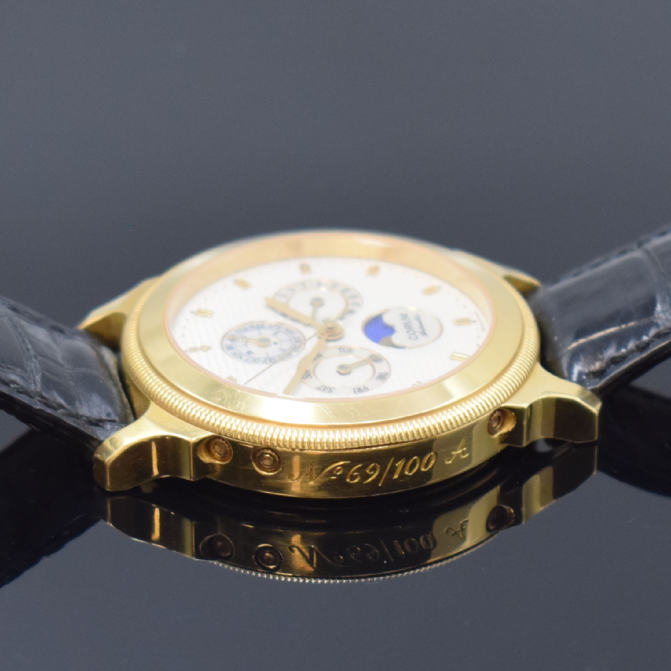Detail d: CORUM Perpetual Temps Mecaniques auf 100 Stück limitierte Herrenarmbanduhr in GG 750/000 mitewigem Kalender Referenz 84.111.56, Schweiz um 1995, ...