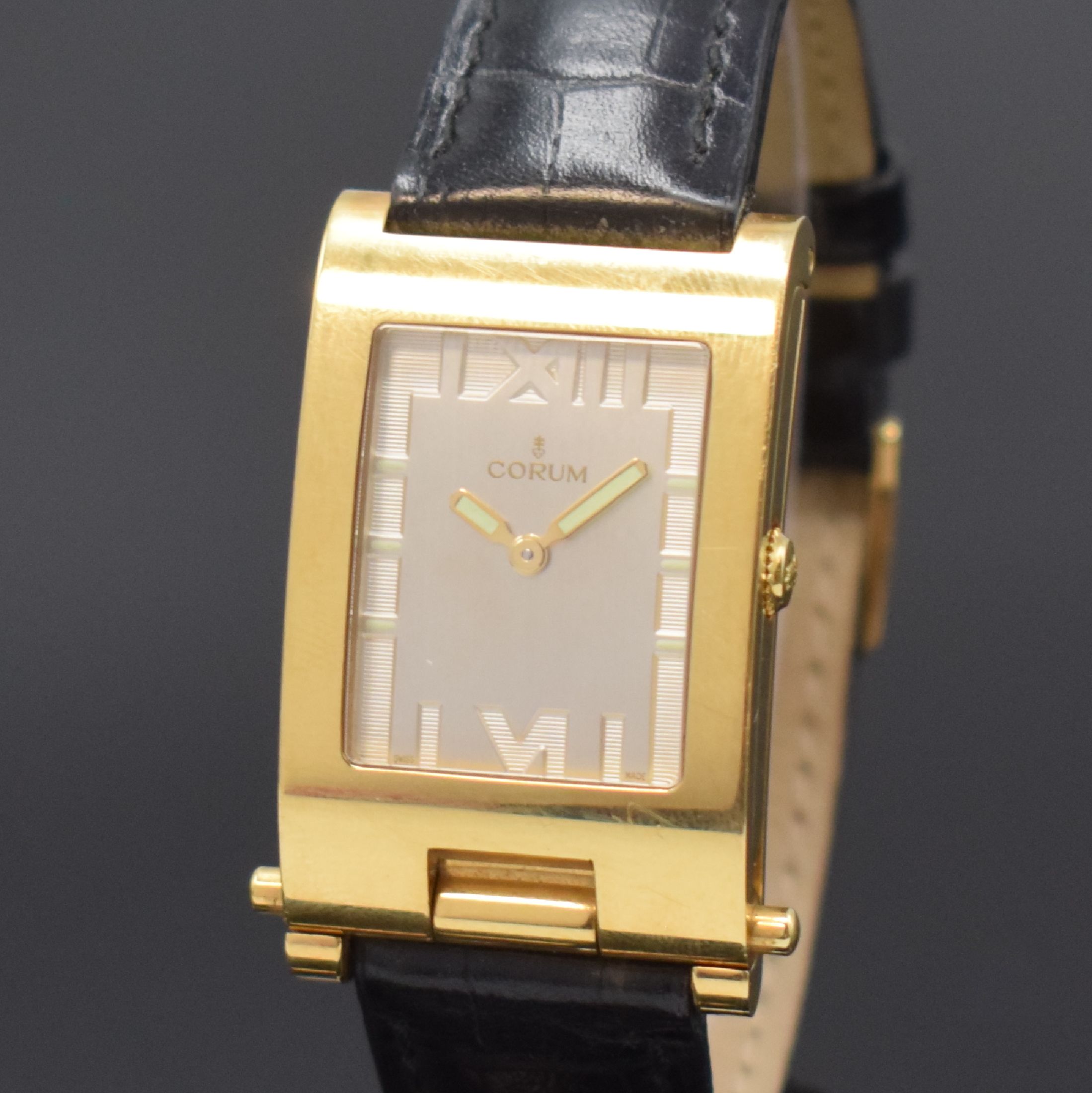 Detail a: CORUM Armbanduhr Serie Tabogan in GG 750/000 Referenz 64.151.56, Schweiz um 2000, quarz, orig. Lederband m. orig. GG 750/000 Dornschl., Oberteil zur ...