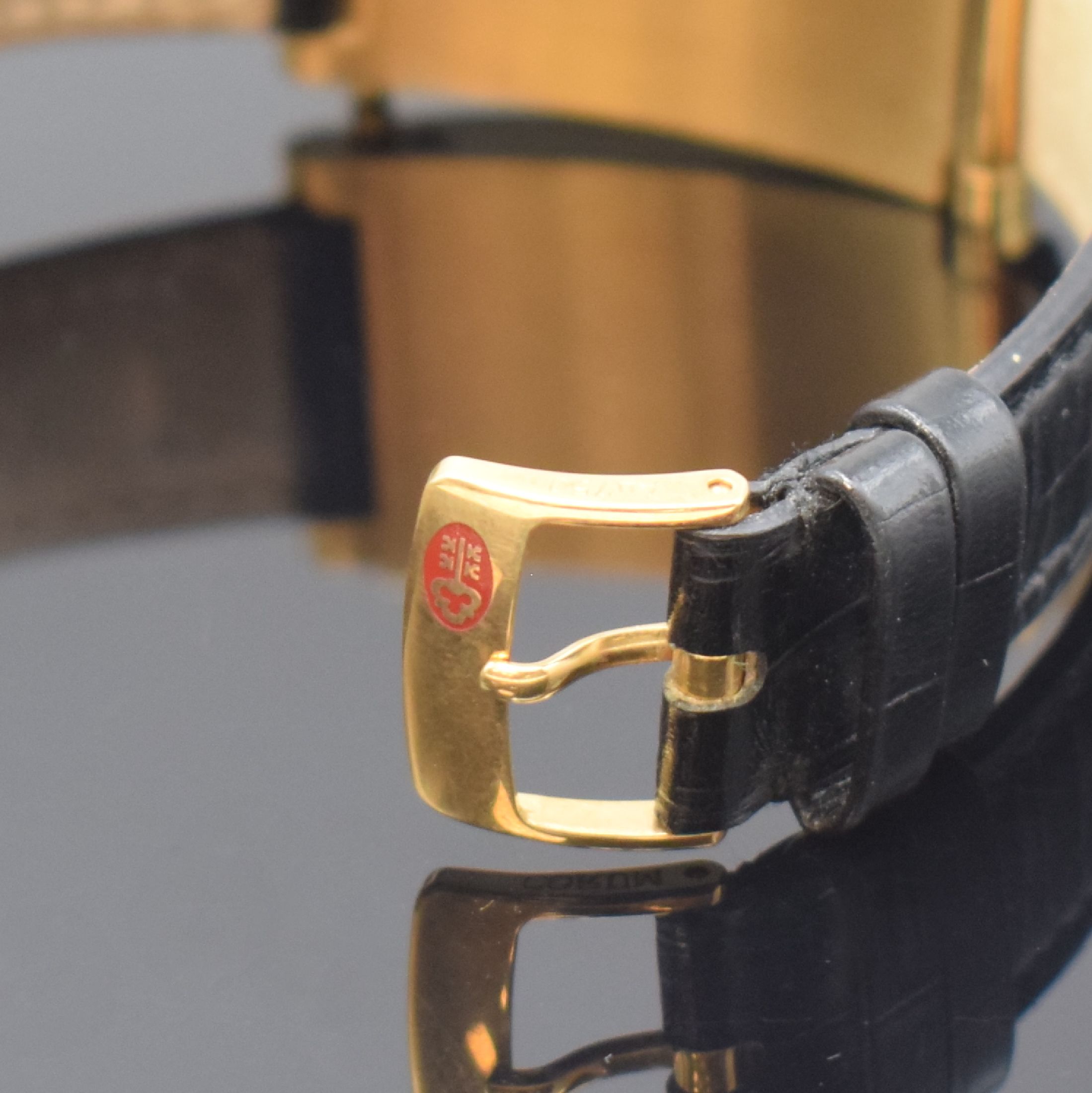 Detail b: CORUM Armbanduhr Serie Tabogan in GG 750/000 Referenz 64.151.56, Schweiz um 2000, quarz, orig. Lederband m. orig. GG 750/000 Dornschl., Oberteil zur ...