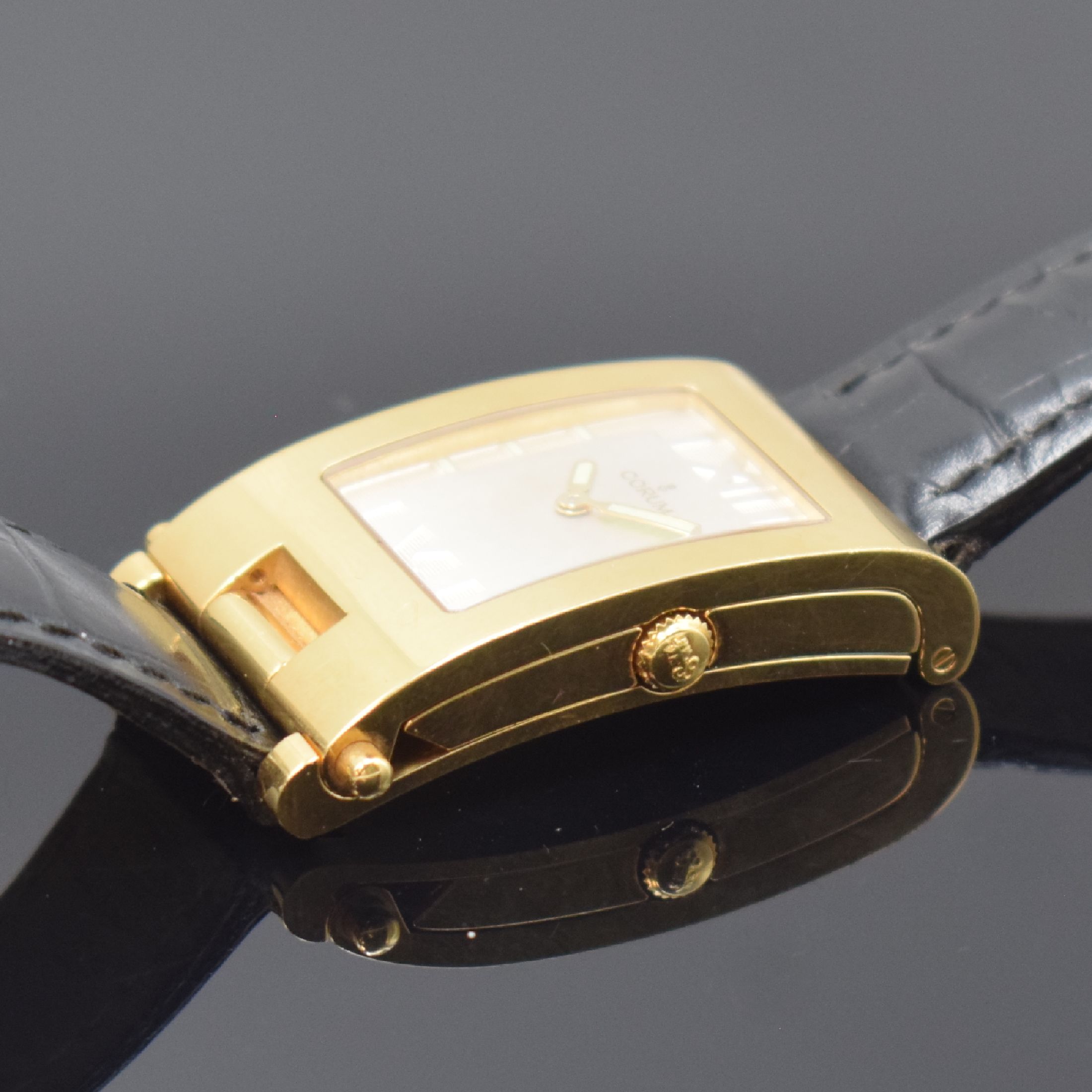 Detail c: CORUM Armbanduhr Serie Tabogan in GG 750/000 Referenz 64.151.56, Schweiz um 2000, quarz, orig. Lederband m. orig. GG 750/000 Dornschl., Oberteil zur ...