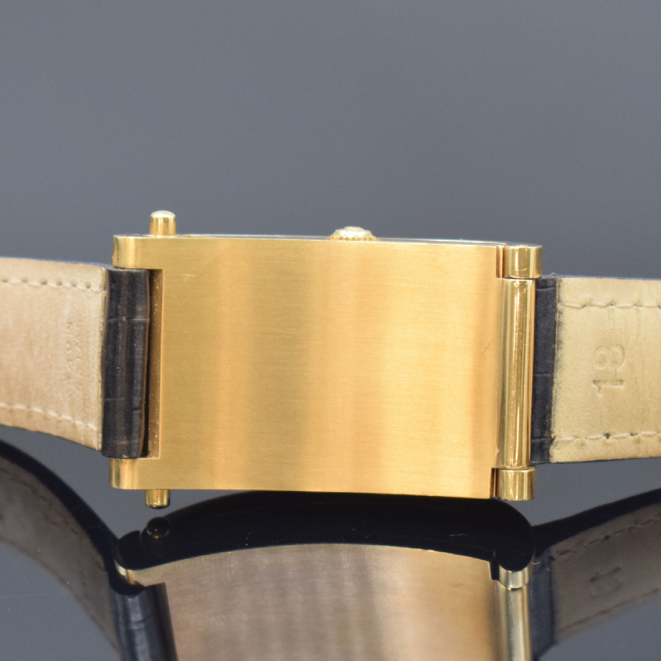 Detail d: CORUM Armbanduhr Serie Tabogan in GG 750/000 Referenz 64.151.56, Schweiz um 2000, quarz, orig. Lederband m. orig. GG 750/000 Dornschl., Oberteil zur ...