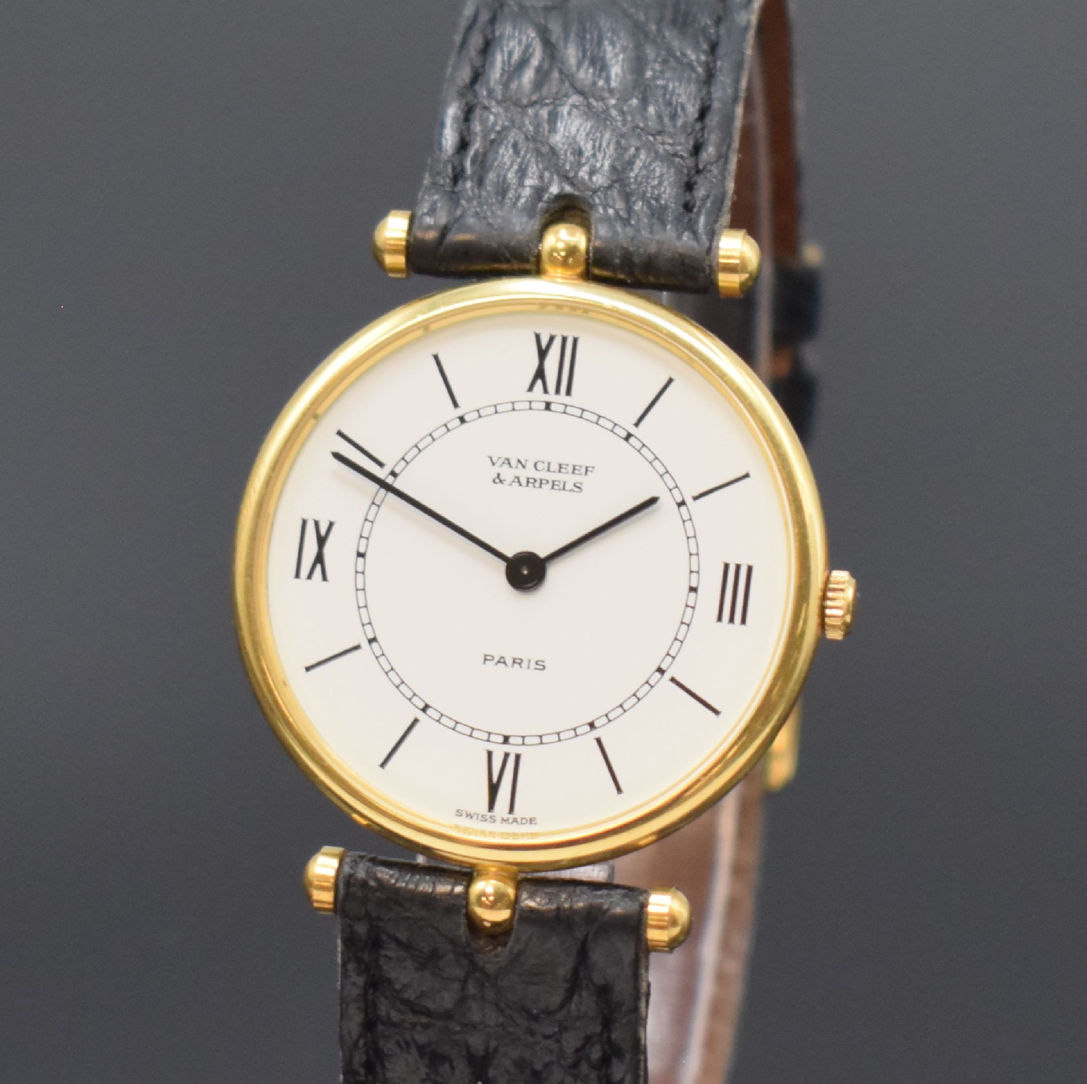Detail a: VAN CLEEF & ARPELS Damenarmbanduhr in GG 750/000 Referenz 18101, Schweiz um 1990, quarz, Lederband m. verg. Dornschl., Boden aufgedr., weißes ...