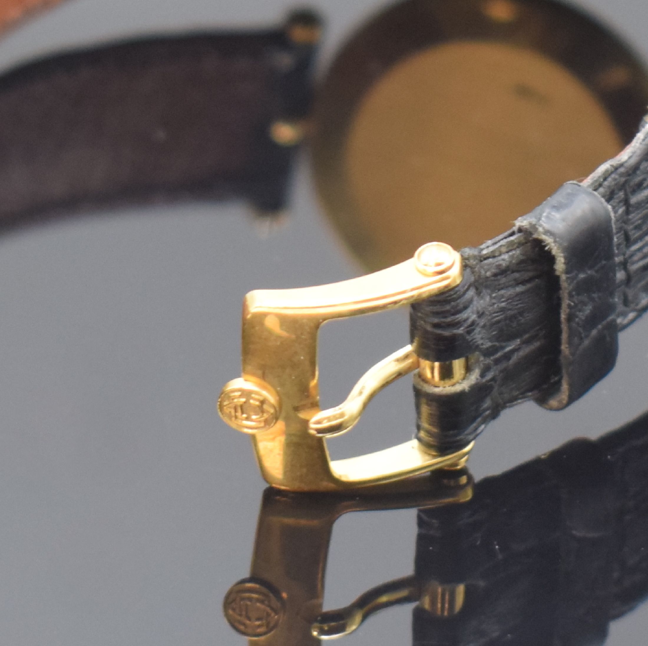 Detail b: VAN CLEEF & ARPELS Damenarmbanduhr in GG 750/000 Referenz 18101, Schweiz um 1990, quarz, Lederband m. verg. Dornschl., Boden aufgedr., weißes ...