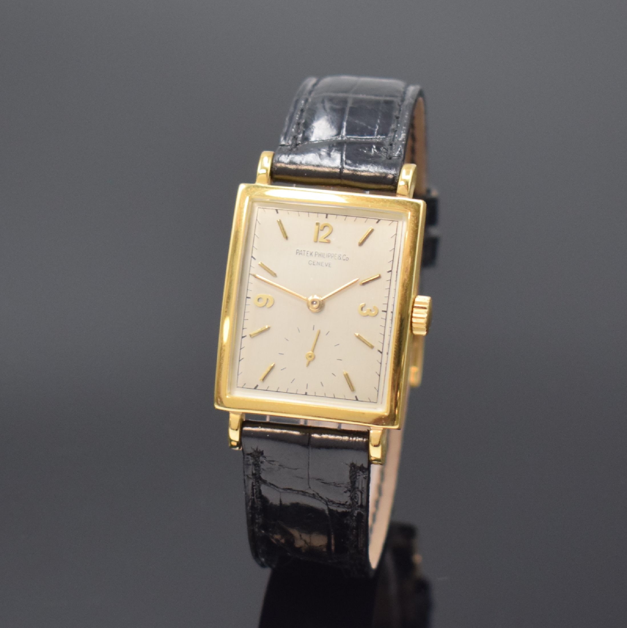 PATEK PHILIPPE Armbanduhr in GG 750/000, Schweiz um 1945, Handaufzug, Boden gedr., orig. Patek Philippe Lederband m. GG 750/000 Dornschl., orig. ...