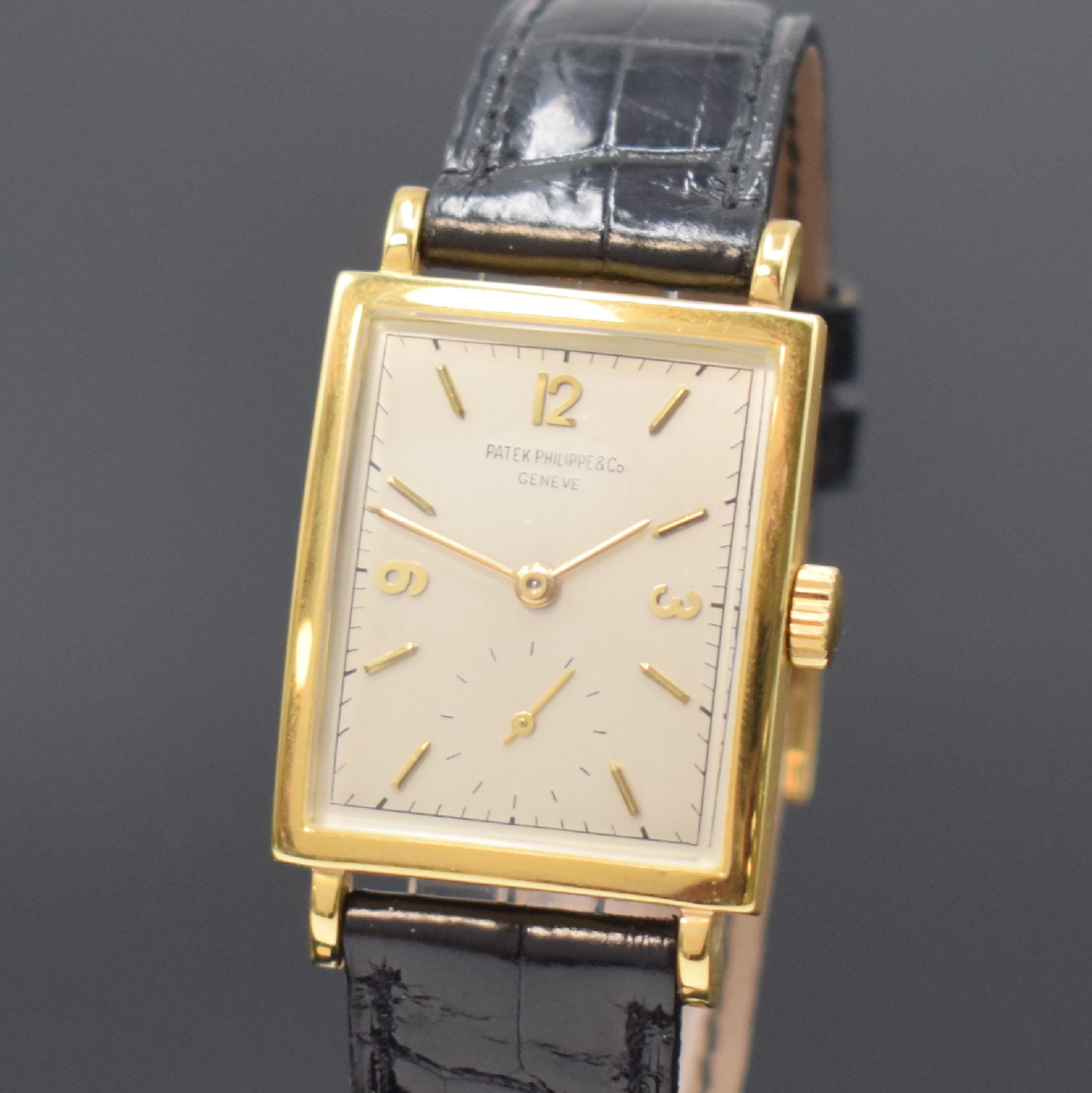 Detail a: PATEK PHILIPPE Armbanduhr in GG 750/000, Schweiz um 1945, Handaufzug, Boden gedr., orig. Patek Philippe Lederband m. GG 750/000 Dornschl., orig. ...