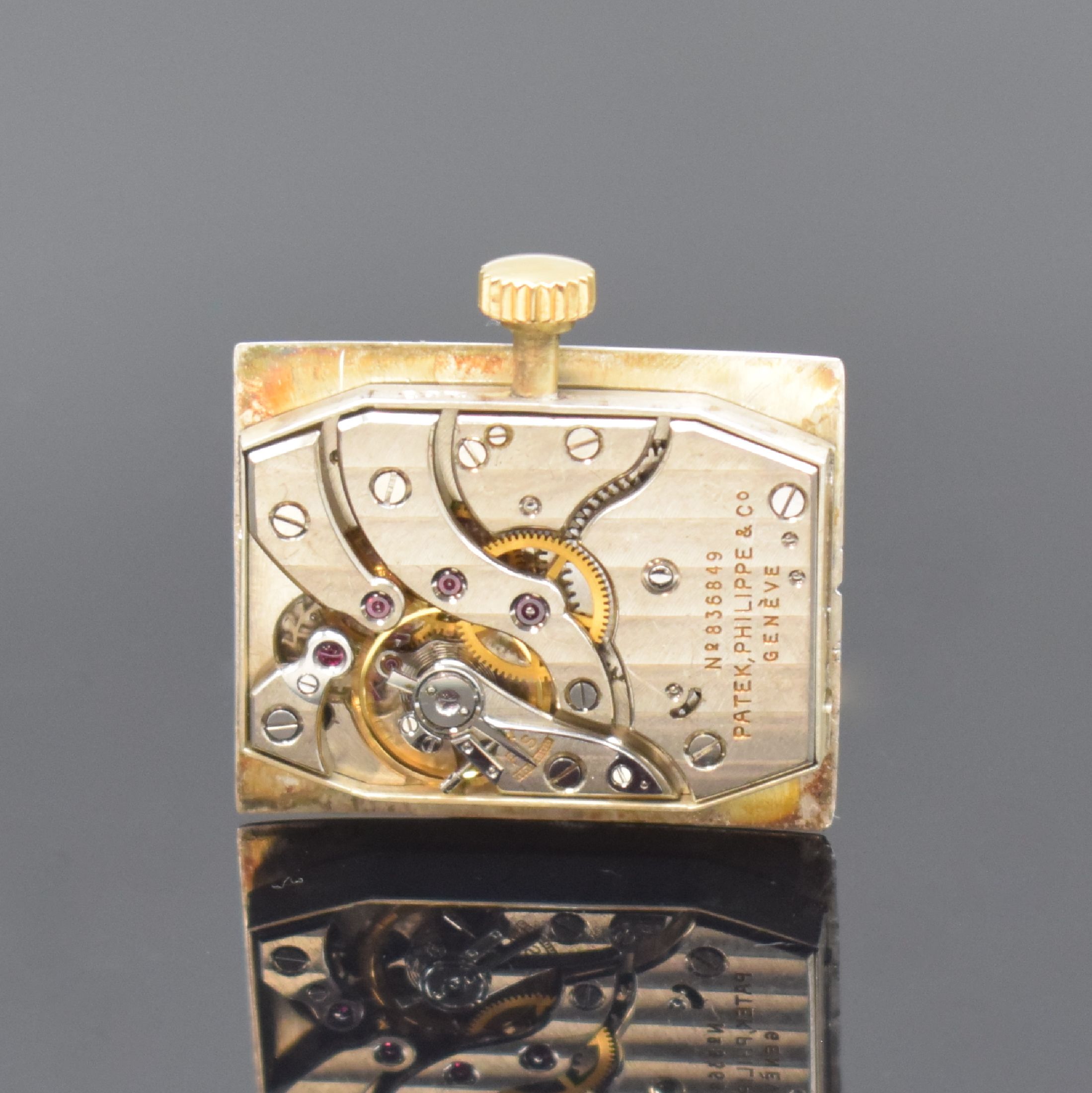 Detail e: PATEK PHILIPPE Armbanduhr in GG 750/000, Schweiz um 1945, Handaufzug, Boden gedr., orig. Patek Philippe Lederband m. GG 750/000 Dornschl., orig. ...