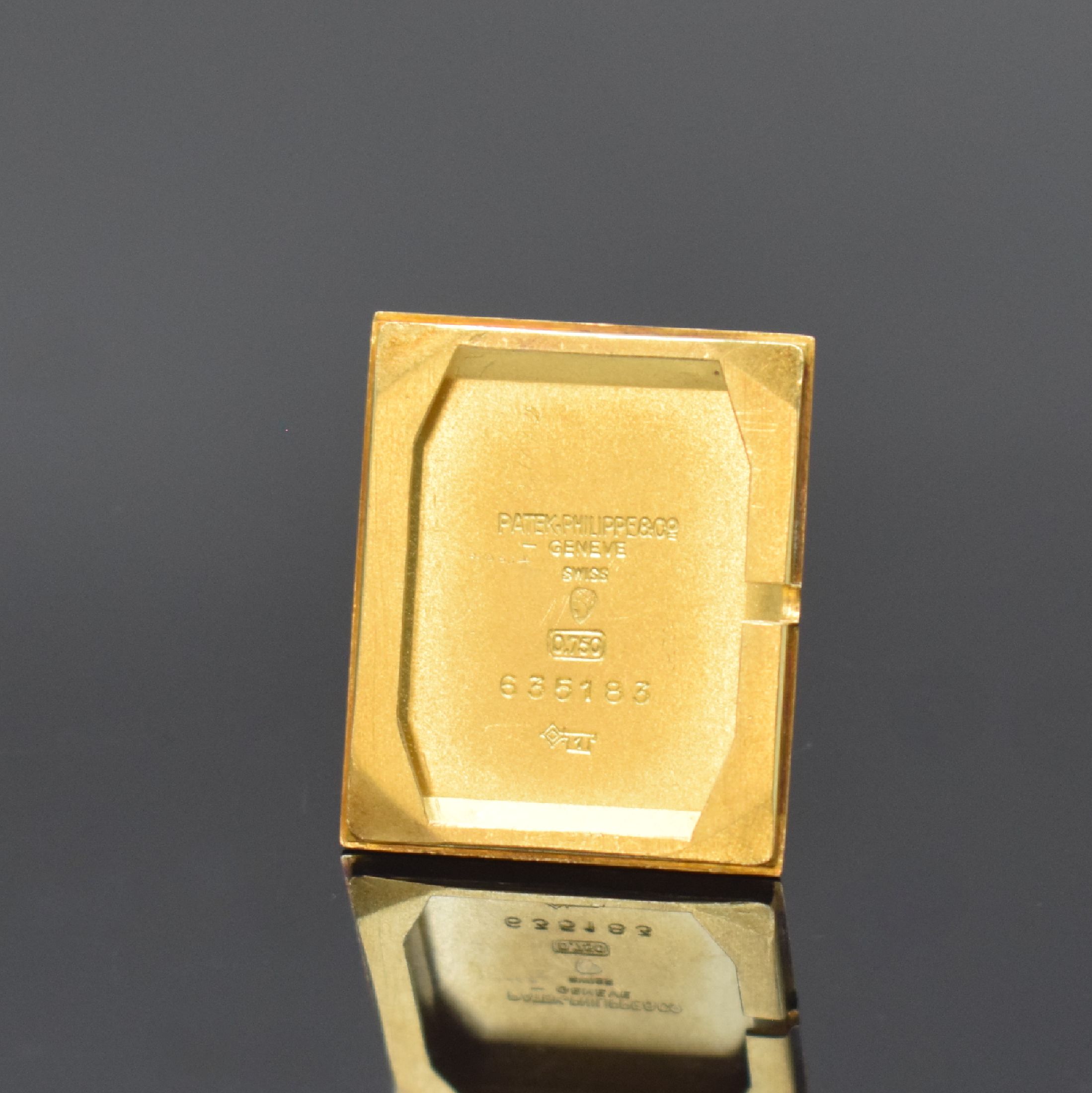 Detail f: PATEK PHILIPPE Armbanduhr in GG 750/000, Schweiz um 1945, Handaufzug, Boden gedr., orig. Patek Philippe Lederband m. GG 750/000 Dornschl., orig. ...