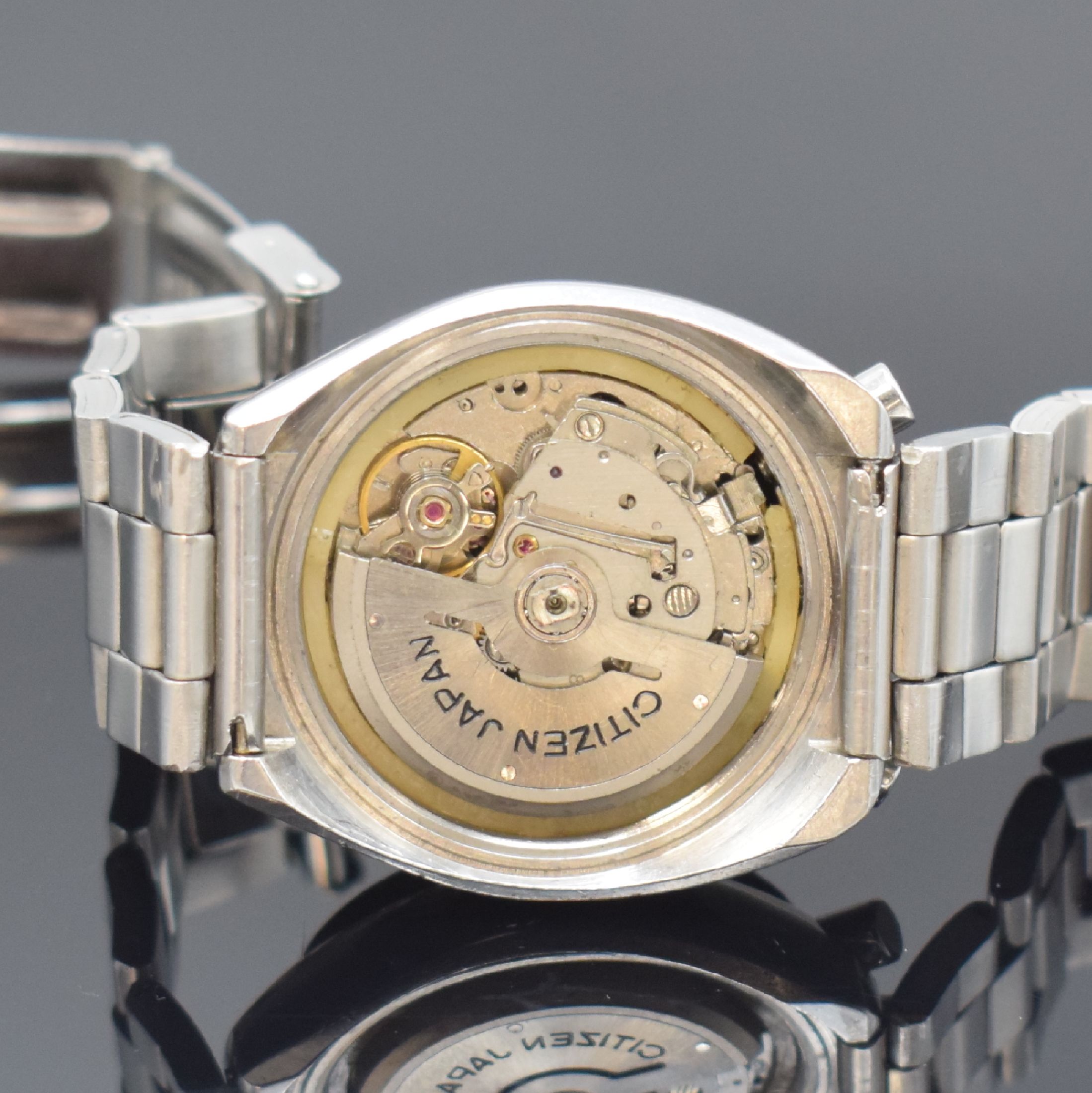 Detail d: CITIZEN Armbandchronograph mit Flyback sog. Bullhead Referenz 4-901134 K, Japan um 1970, Automatik, Stahlgeh., Boden verschr., neutr. Stahlband m. ...
