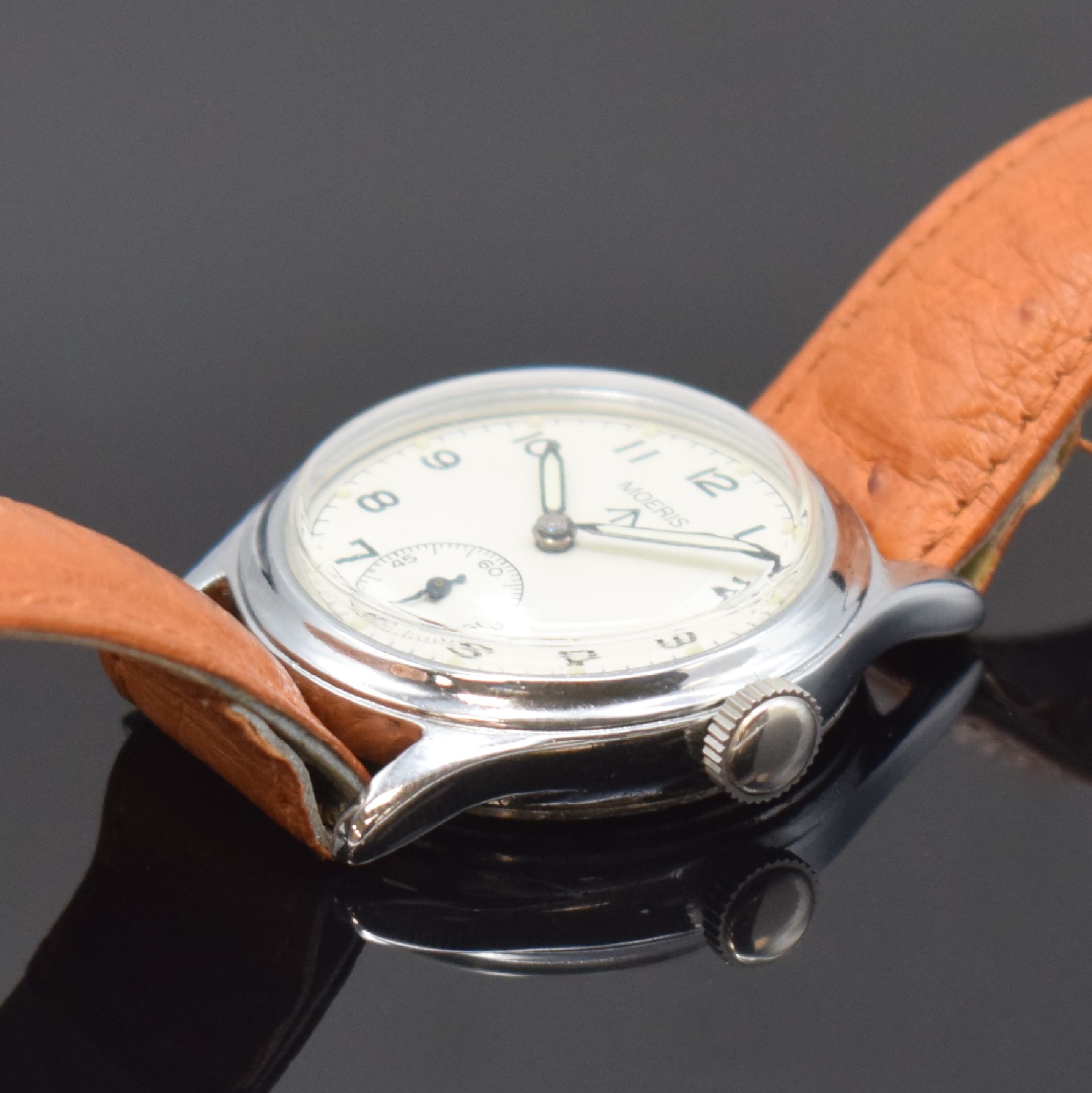 Detail b: MOERIS A.T.P. britische Militär-Armbanduhr, Schweiz um 1945, Handaufzug, verchr. Geh. rest., verschr. Stahlboden m. A.T.P.-Grav. sowie ...