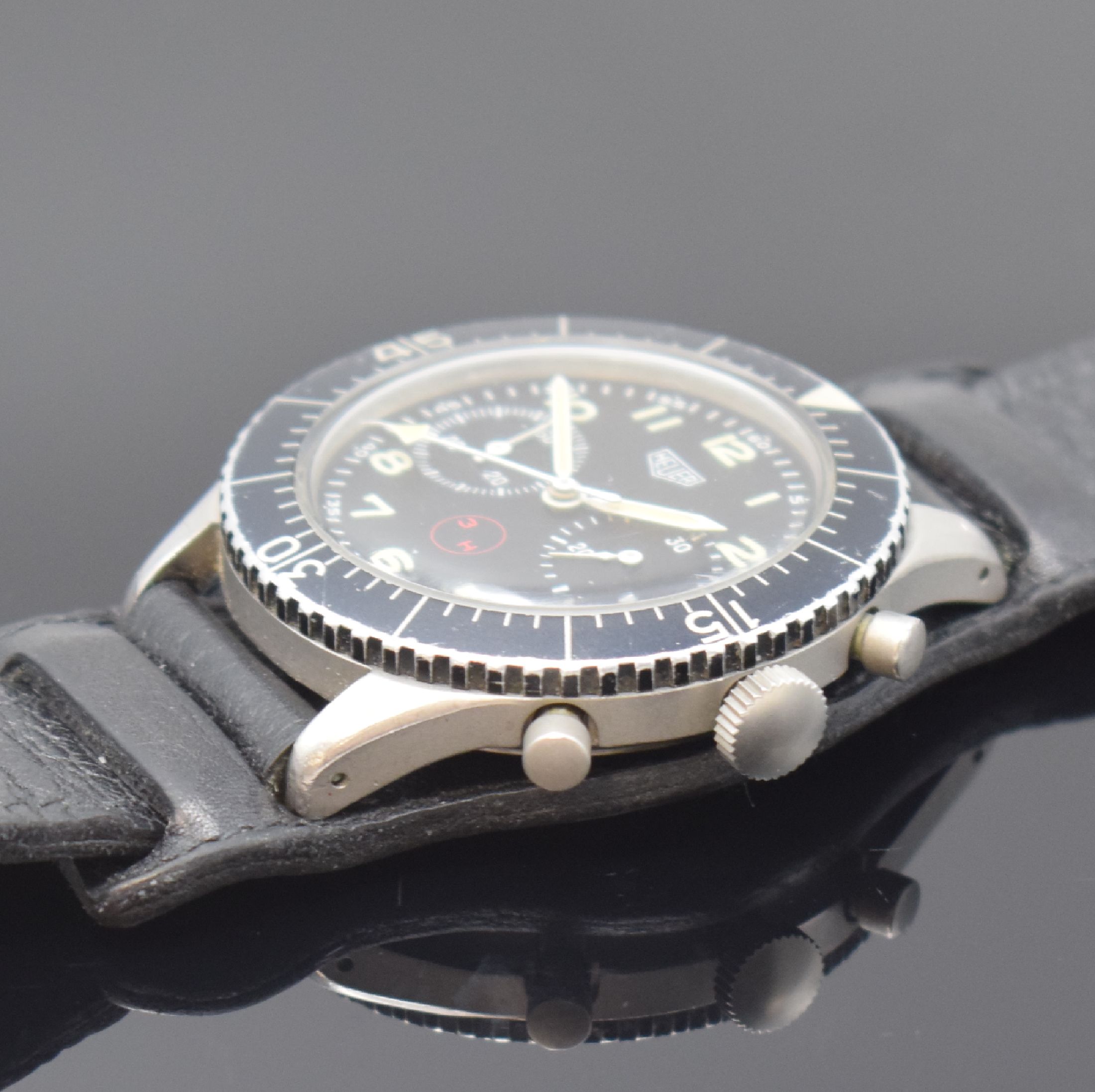 Detail b: HEUER 3H Flieger-Schaltradchronograph der Bundeswehr Referenz 1550 SG, Schweiz um 1970, Handaufzug, mattiertes Geh. 4-fach verschr., Boden m. ...