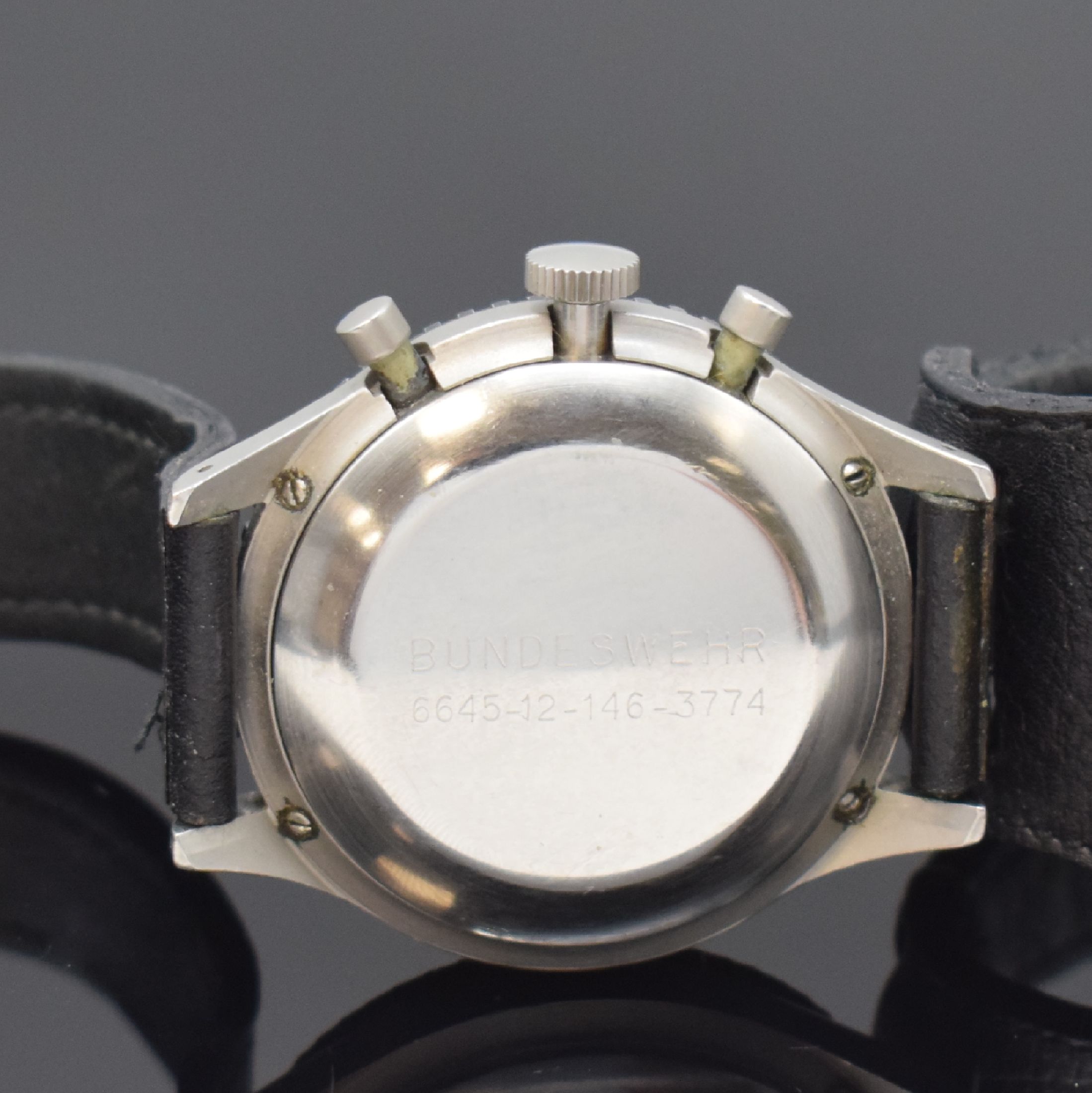 Detail c: HEUER 3H Flieger-Schaltradchronograph der Bundeswehr Referenz 1550 SG, Schweiz um 1970, Handaufzug, mattiertes Geh. 4-fach verschr., Boden m. ...