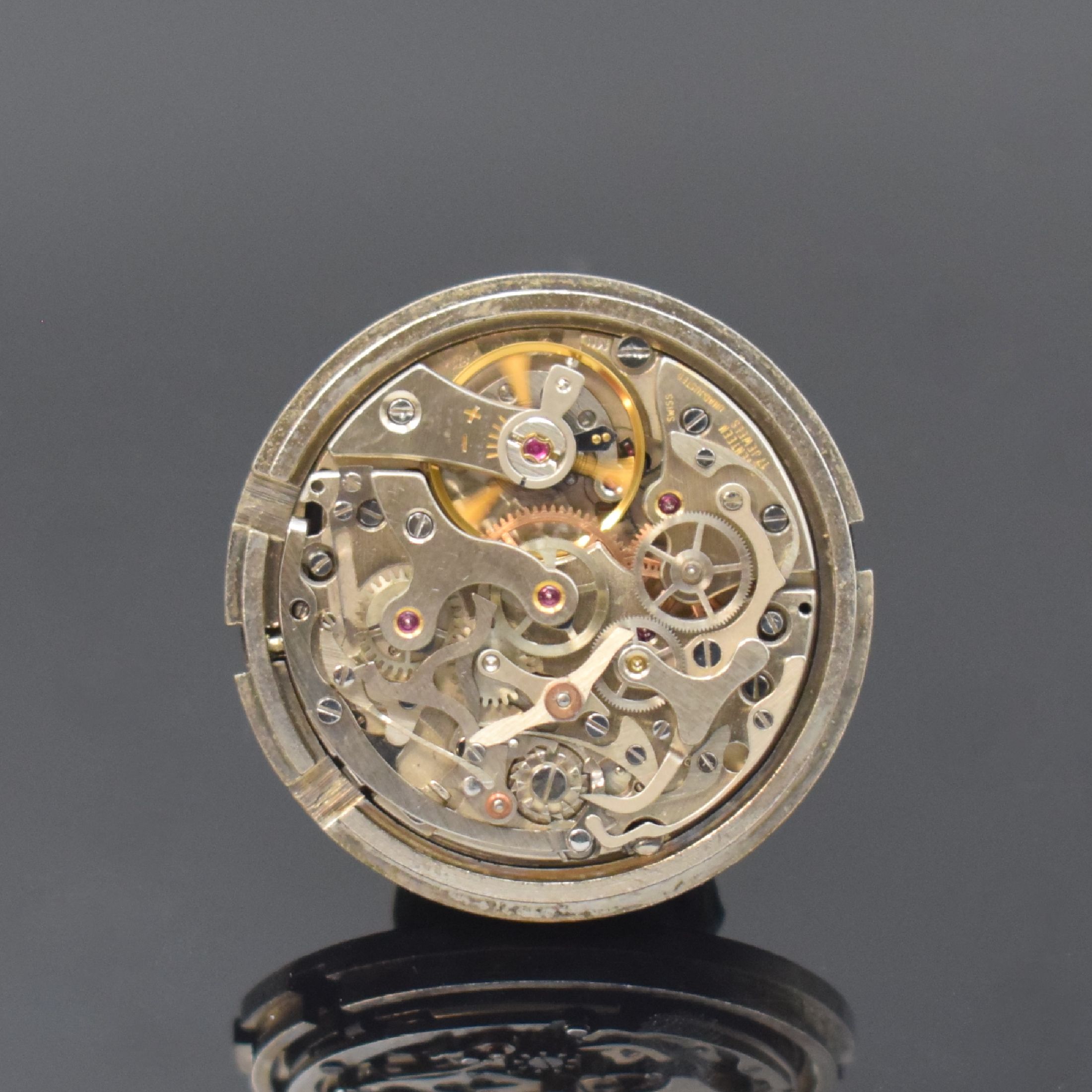 Detail f: HEUER 3H Flieger-Schaltradchronograph der Bundeswehr Referenz 1550 SG, Schweiz um 1970, Handaufzug, mattiertes Geh. 4-fach verschr., Boden m. ...