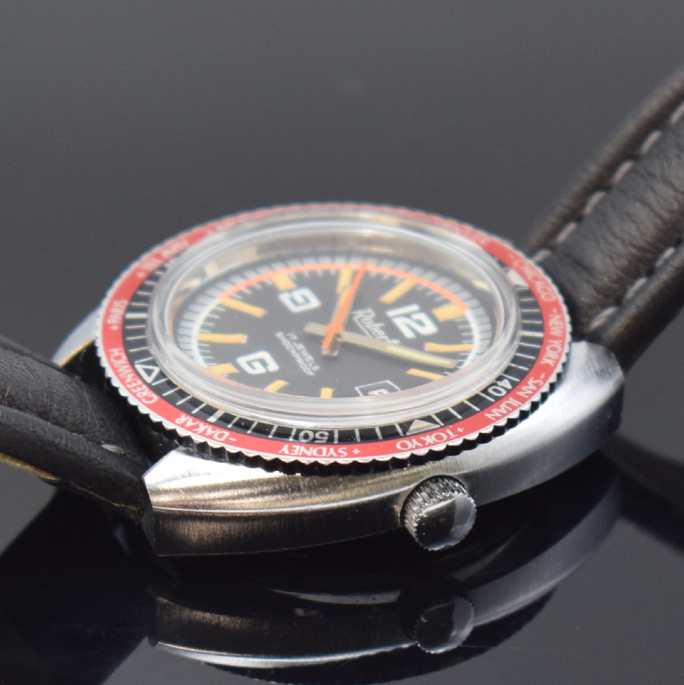 Detail b: ROBERTA sportliche Herrenarmbanduhr, Deutschland / Frankreich um 1970, Handaufzug, verchr. Geh. m. verschr. Stahlboden, rot/ schwarze Drehlünette m. ...