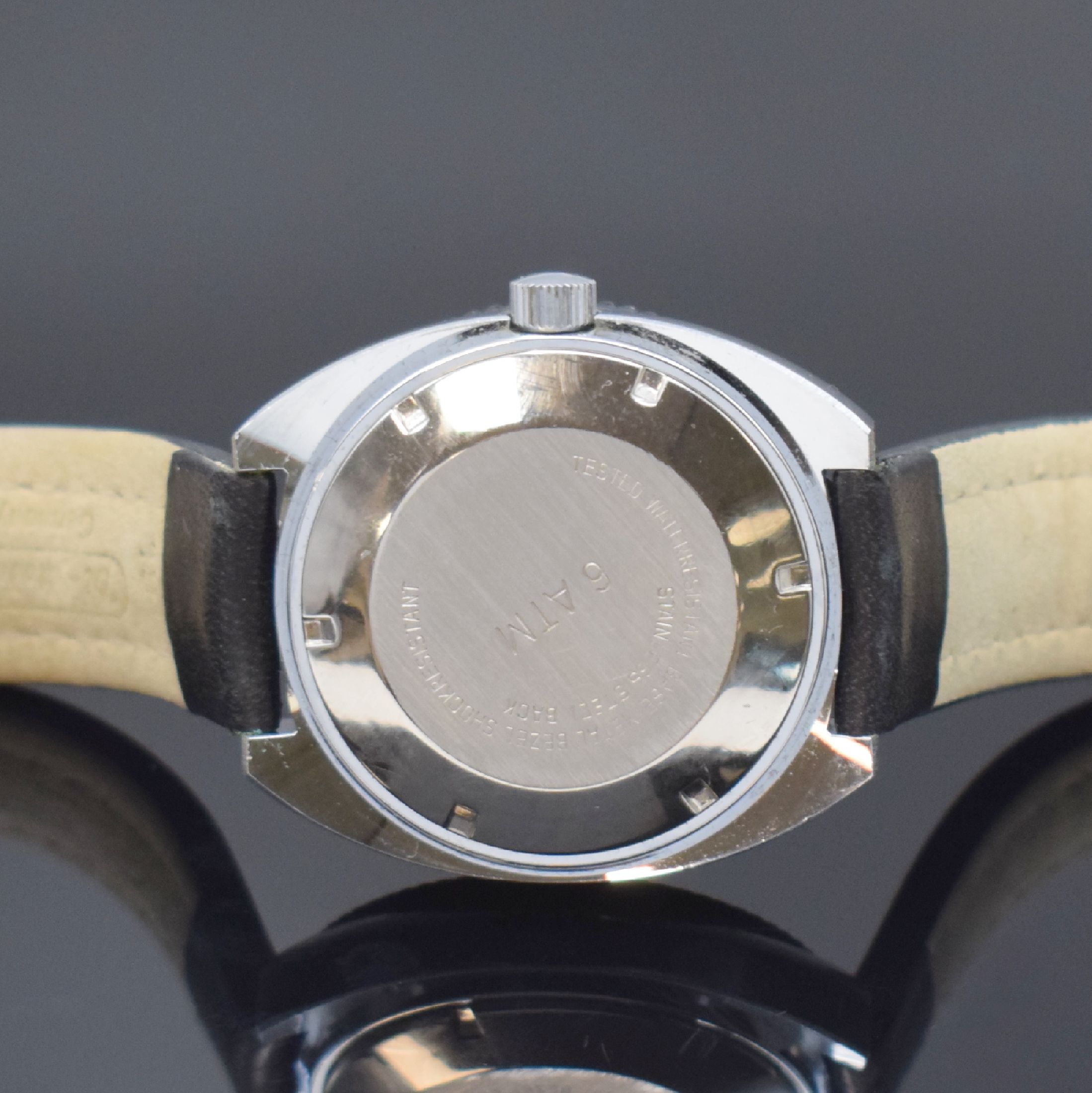Detail c: ROBERTA sportliche Herrenarmbanduhr, Deutschland / Frankreich um 1970, Handaufzug, verchr. Geh. m. verschr. Stahlboden, rot/ schwarze Drehlünette m. ...