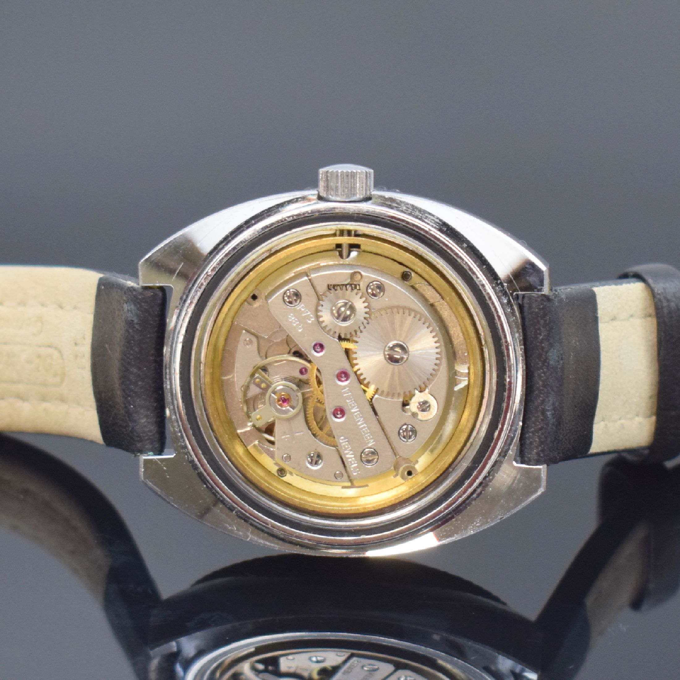 Detail d: ROBERTA sportliche Herrenarmbanduhr, Deutschland / Frankreich um 1970, Handaufzug, verchr. Geh. m. verschr. Stahlboden, rot/ schwarze Drehlünette m. ...