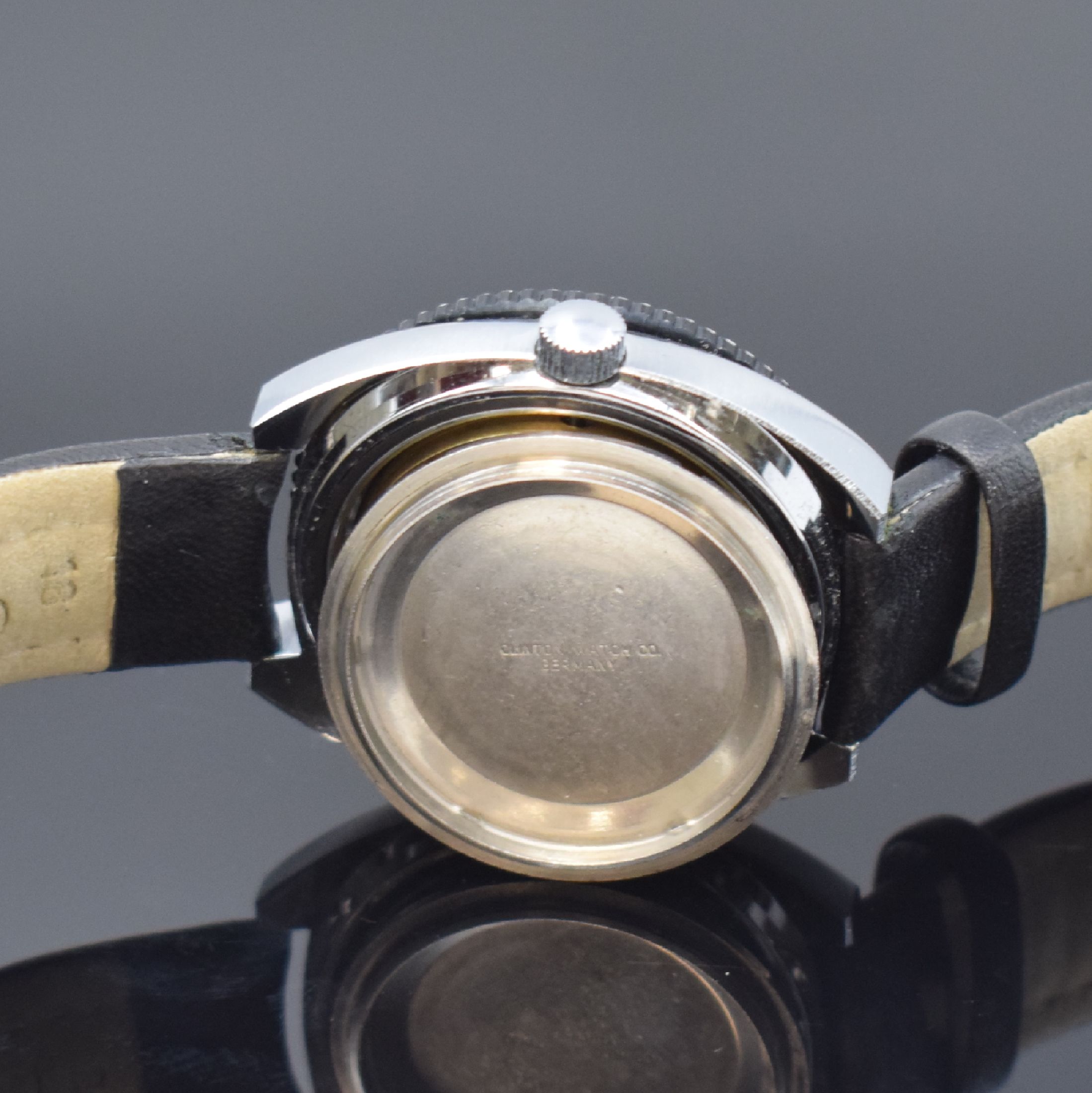 Detail e: ROBERTA sportliche Herrenarmbanduhr, Deutschland / Frankreich um 1970, Handaufzug, verchr. Geh. m. verschr. Stahlboden, rot/ schwarze Drehlünette m. ...