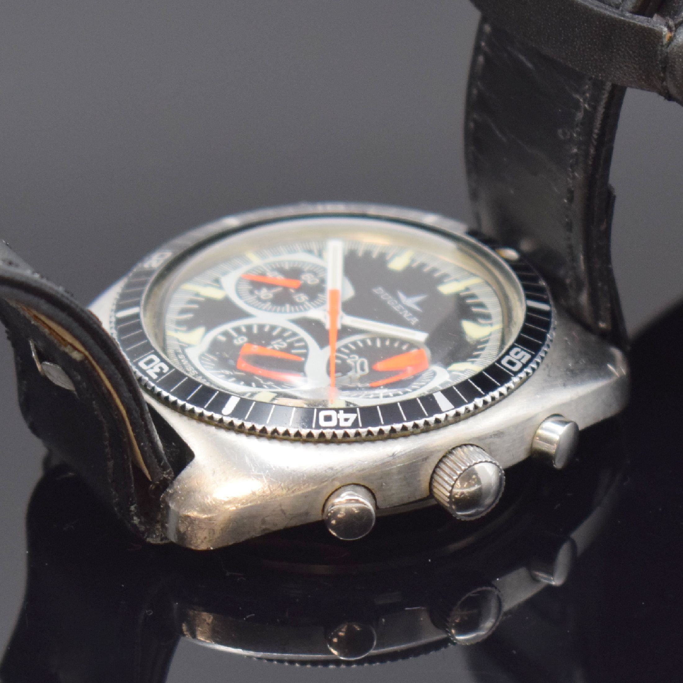 Detail b: DUGENA sportlicher Herrenchronograph in Stahl, Schweiz um 1970, Handaufzug, verschr. Geh., schwarze Drehlunette m. 60er-Tlg., matt-schwarz. ...