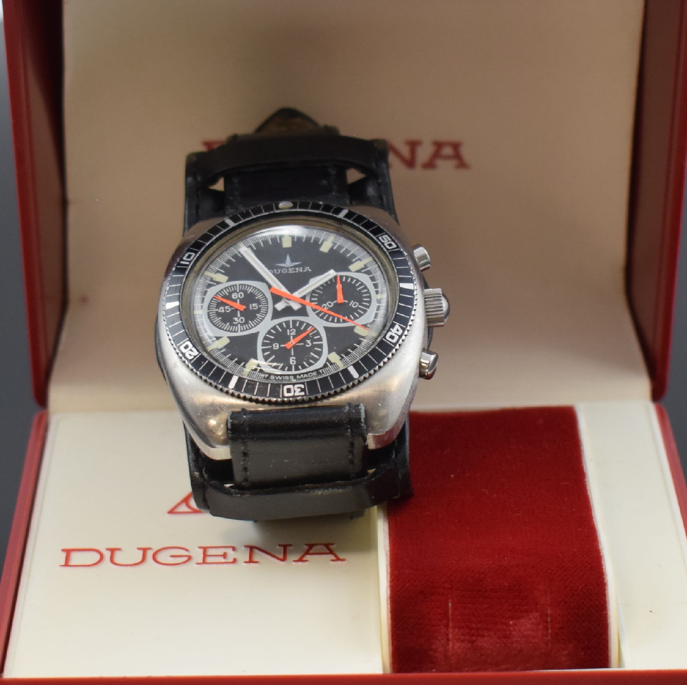 Detail e: DUGENA sportlicher Herrenchronograph in Stahl, Schweiz um 1970, Handaufzug, verschr. Geh., schwarze Drehlunette m. 60er-Tlg., matt-schwarz. ...