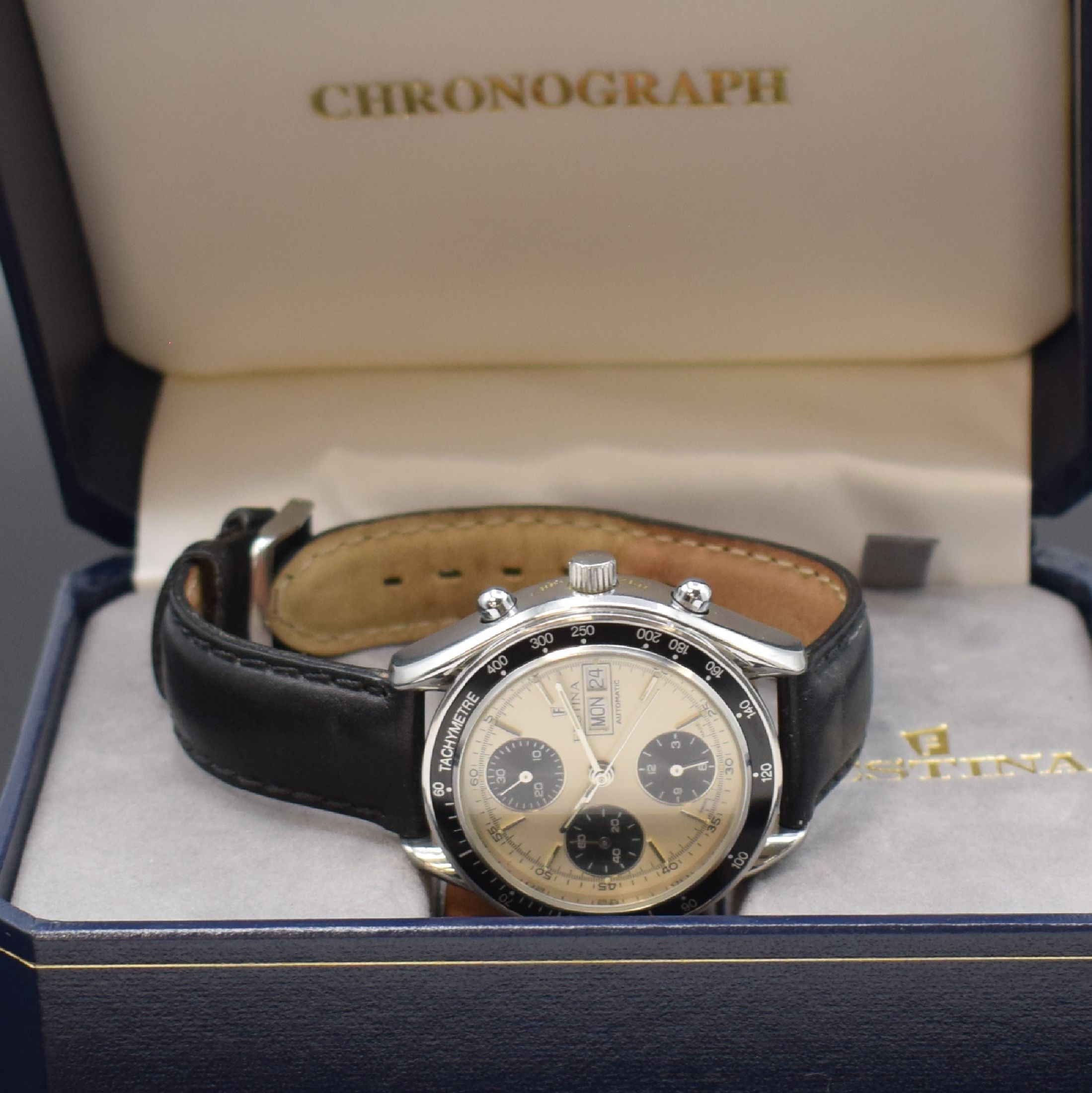 Detail f: FESTINA Armbandchronograph in Stahl, Schweiz um 1995, Automatik, pol. Geh., Boden u. Krone verschr., schwarze Tachymeter-Lünette, silb. Zifferbl., ...