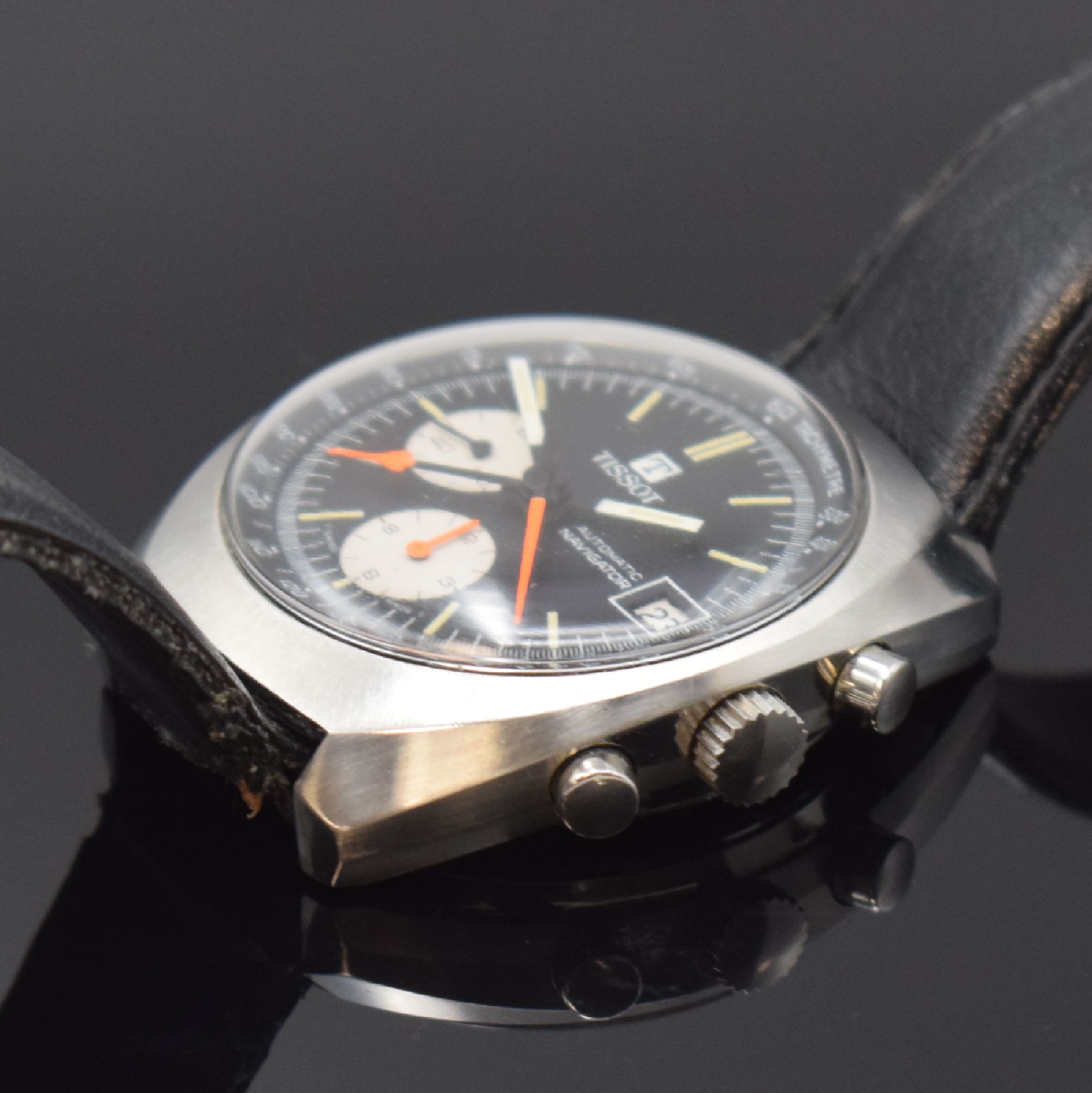 Detail b: TISSOT Navigator Armbandchronograph in Stahl Referenz 45501, Schweiz um 1975, Automatik, verschr. Geh., schwarz. Zifferbl., Leuchtindizes u. -zeiger, ...