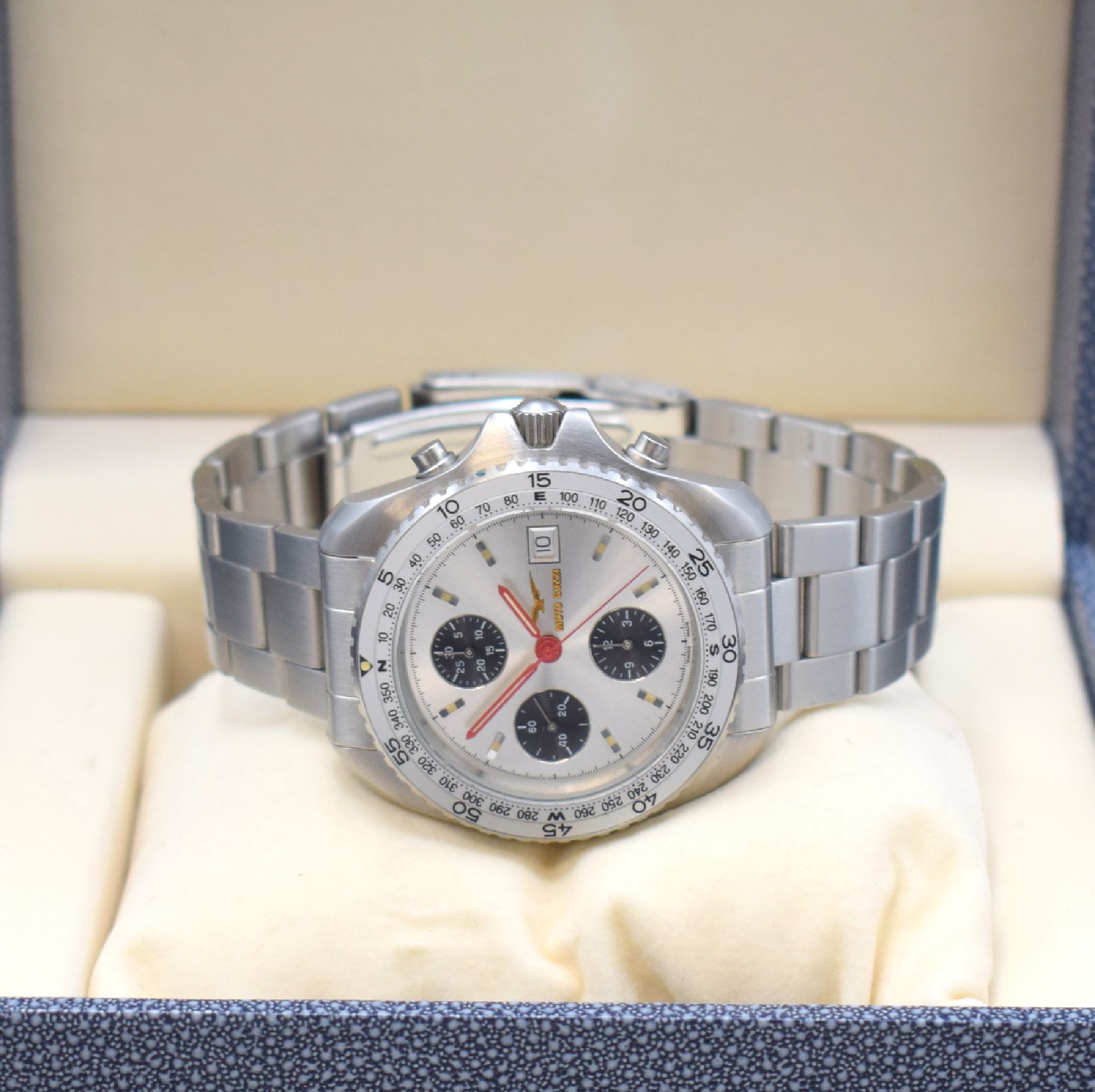 Detail f: MOTO GUZZI / DPW Chrono Legend Jubiläums- Herrenchronograph in Stahl/Stahlband, Schweiz um 1996, Automatik, beids. vergl. Geh., Boden u. Krone ...