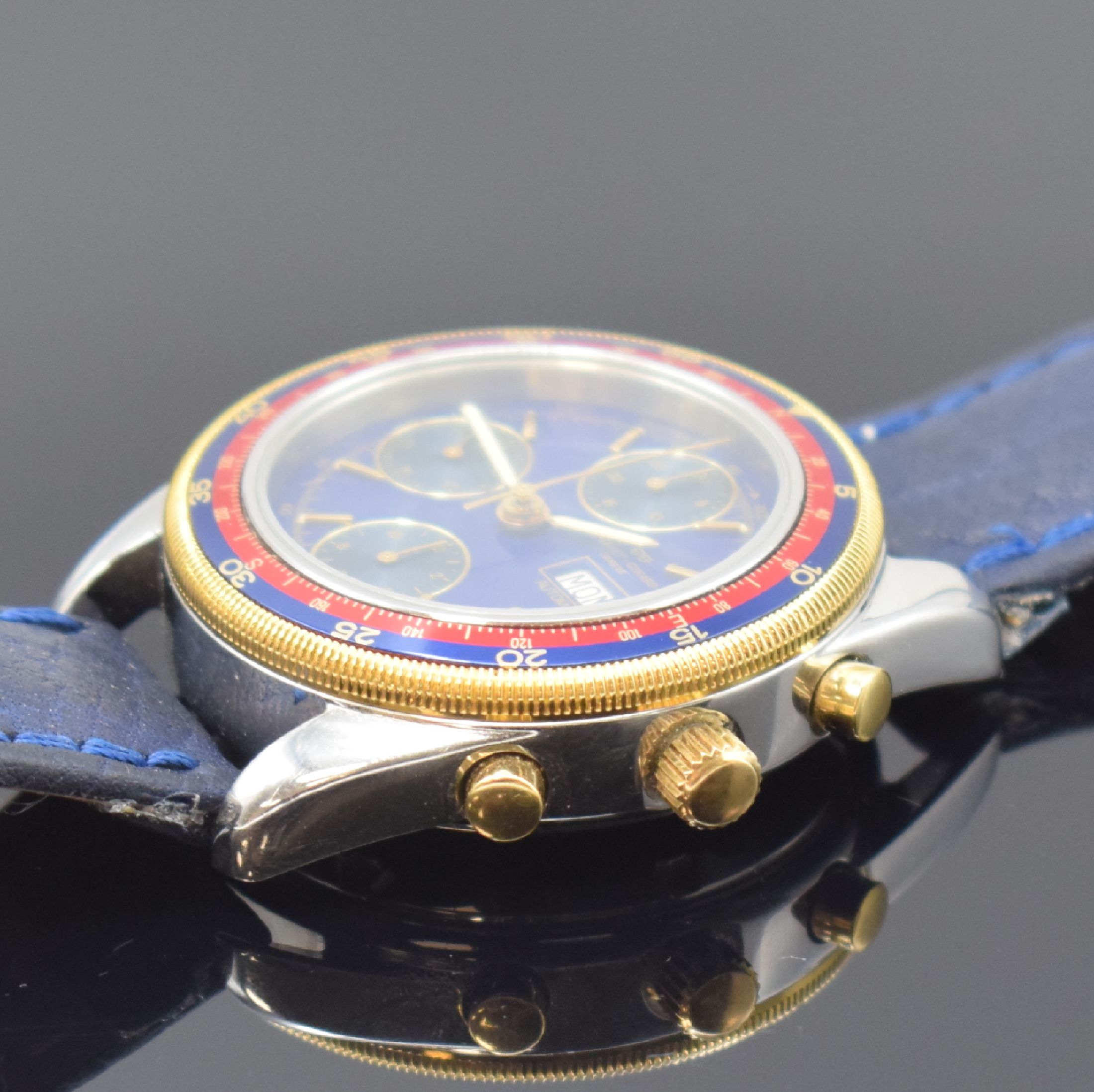 Detail b: JAQUET GIRARD Armbandchronograph in Stahl, Automatik, Schweiz um 2000, Boden und Krone verschr., verg. Riffel-Lünette m. blau/roter Windrose und ...