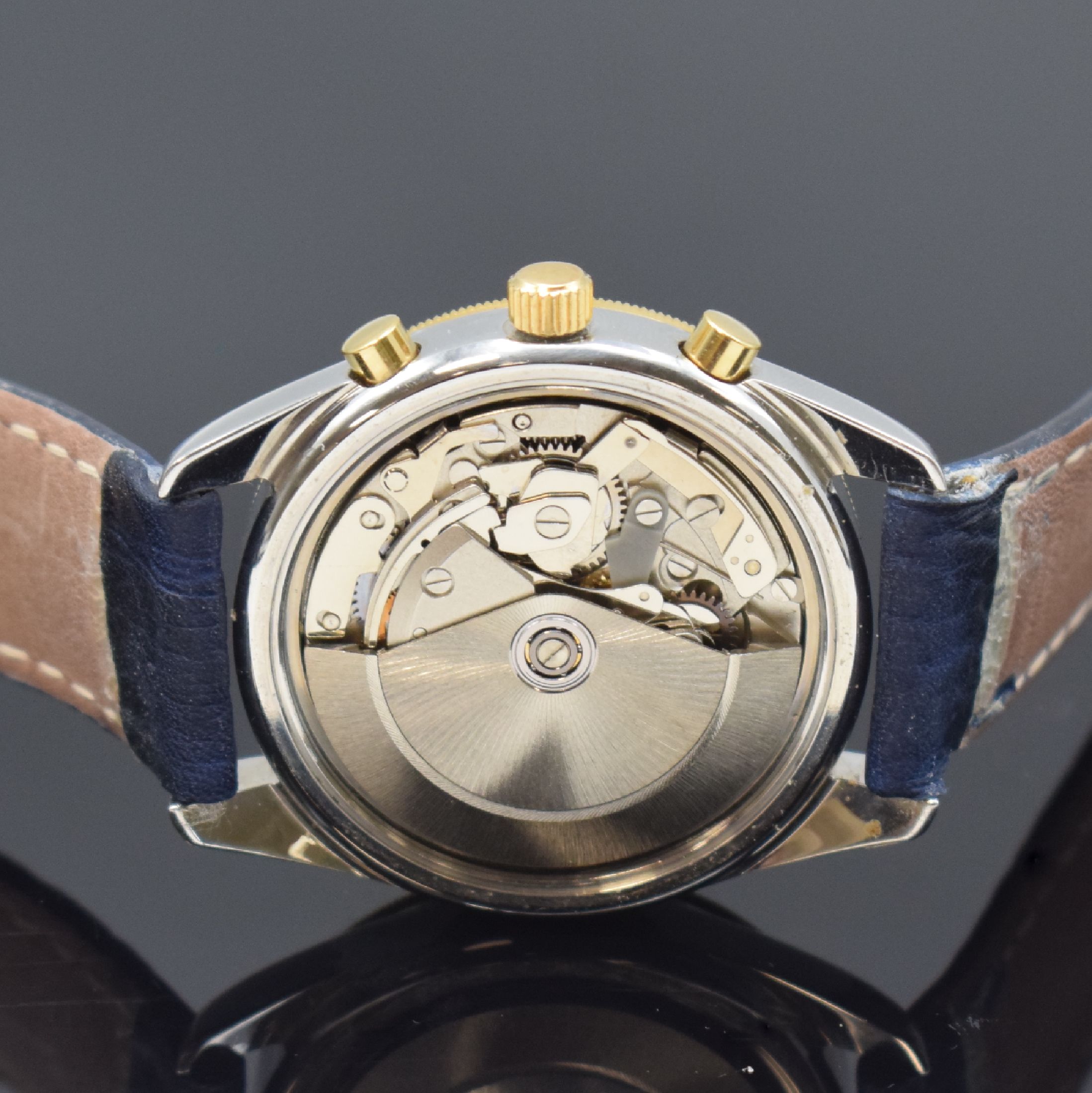 Detail d: JAQUET GIRARD Armbandchronograph in Stahl, Automatik, Schweiz um 2000, Boden und Krone verschr., verg. Riffel-Lünette m. blau/roter Windrose und ...