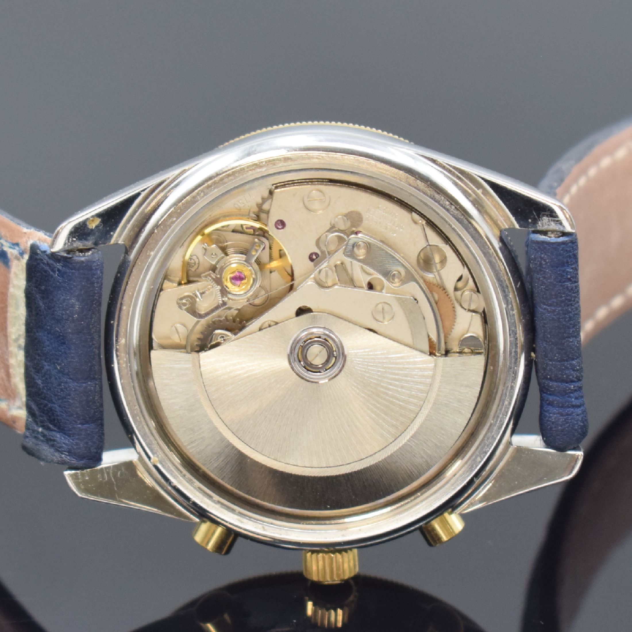 Detail e: JAQUET GIRARD Armbandchronograph in Stahl, Automatik, Schweiz um 2000, Boden und Krone verschr., verg. Riffel-Lünette m. blau/roter Windrose und ...