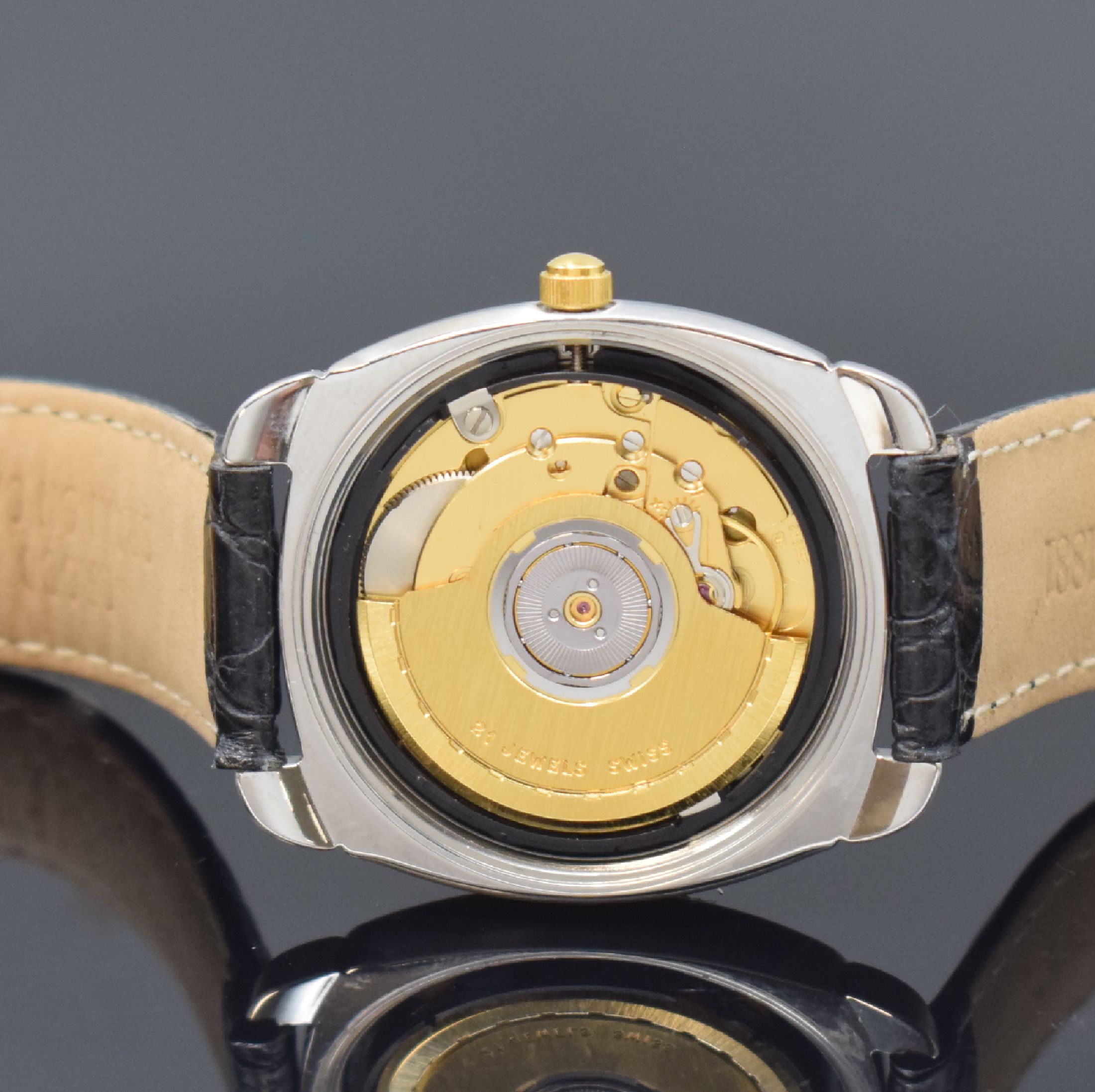 Detail d: CERRUTI Armbanduhr, Automatik, Schweiz um 1995, Stahlgeh. m. verg. Riffel-Lünette, Boden verschr., orig. Lederband, weißes Zifferbl. m. gold. ...