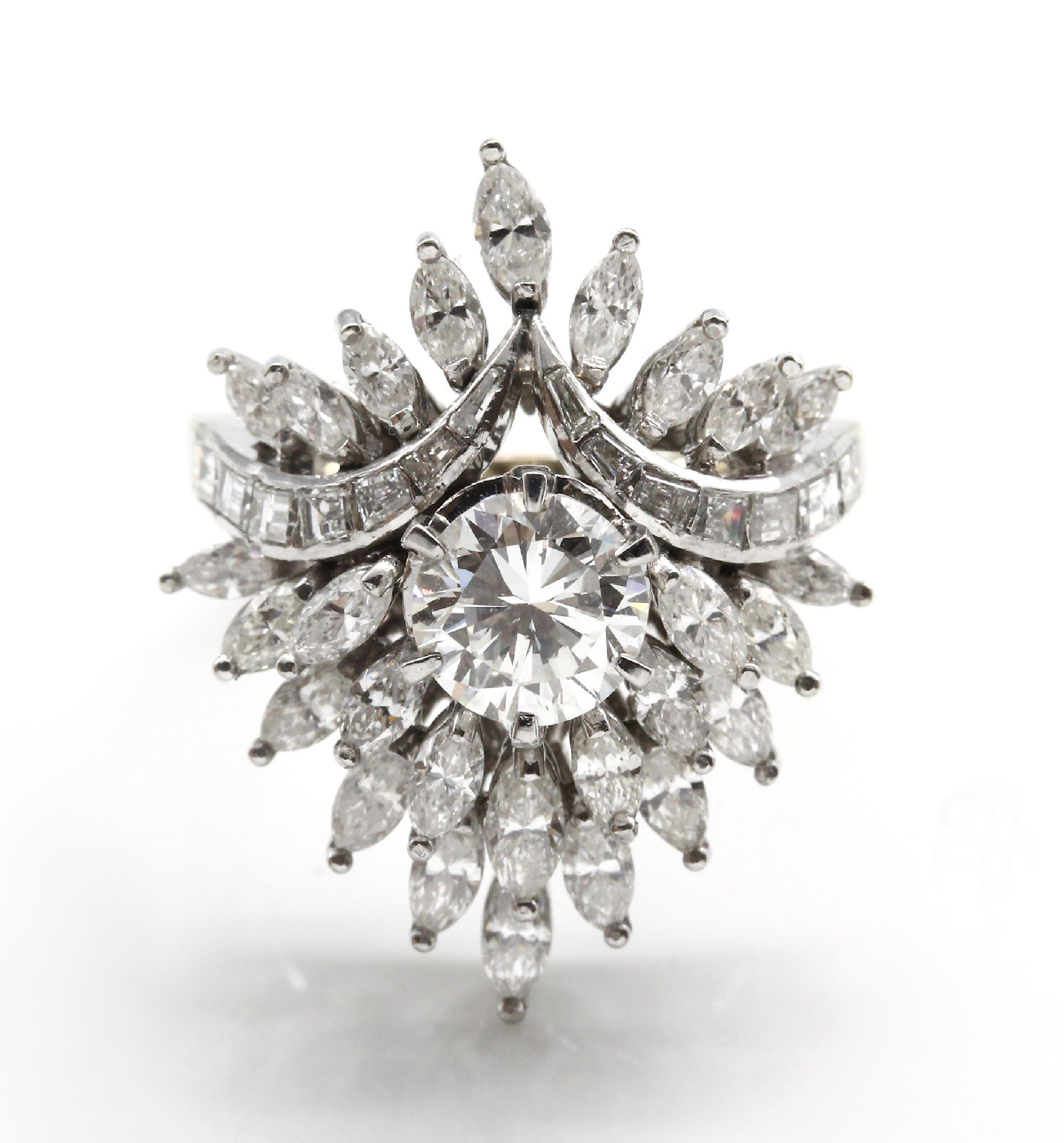 Detail a: 18 kt Gold Diamant Ring, WG 750/000, 1 Brillant ca. 1.55 ct Weiß/vs, 27 Diamant- Baguettes, 14 Diamant-Baguettes und -trapeze zus. ca. 3.00 ct ...