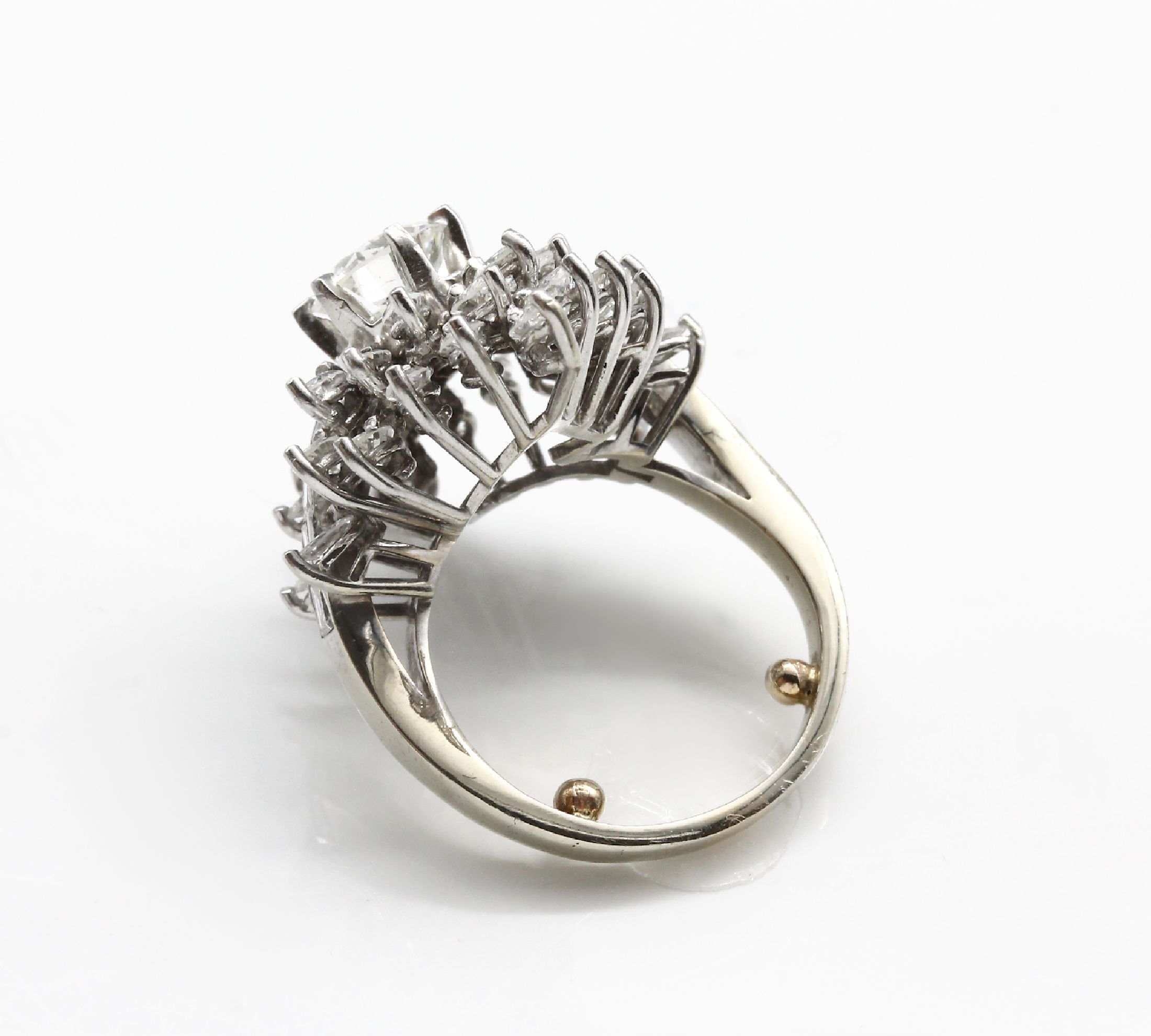 Detail b: 18 kt Gold Diamant Ring, WG 750/000, 1 Brillant ca. 1.55 ct Weiß/vs, 27 Diamant- Baguettes, 14 Diamant-Baguettes und -trapeze zus. ca. 3.00 ct ...
