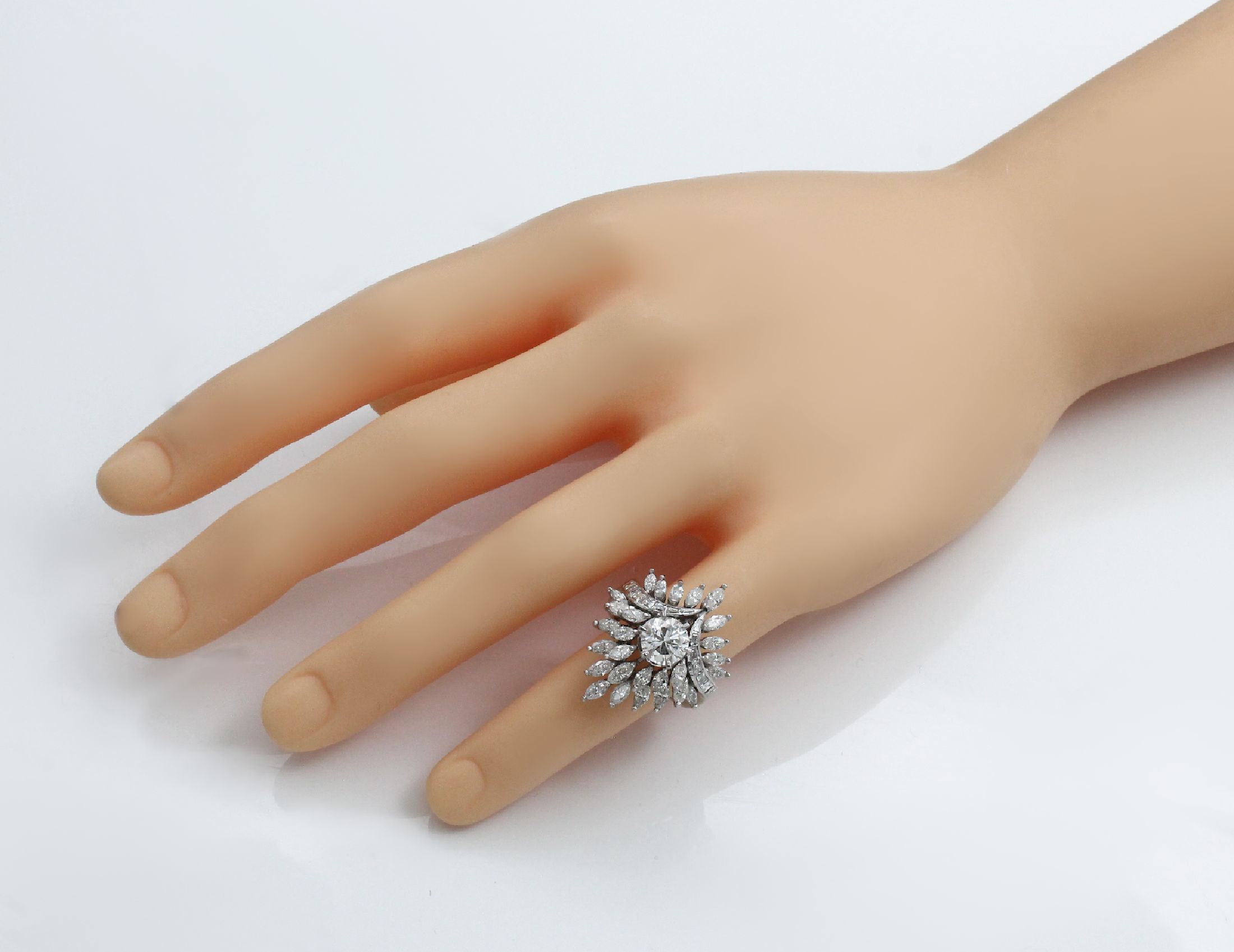 Detail c: 18 kt Gold Diamant Ring, WG 750/000, 1 Brillant ca. 1.55 ct Weiß/vs, 27 Diamant- Baguettes, 14 Diamant-Baguettes und -trapeze zus. ca. 3.00 ct ...
