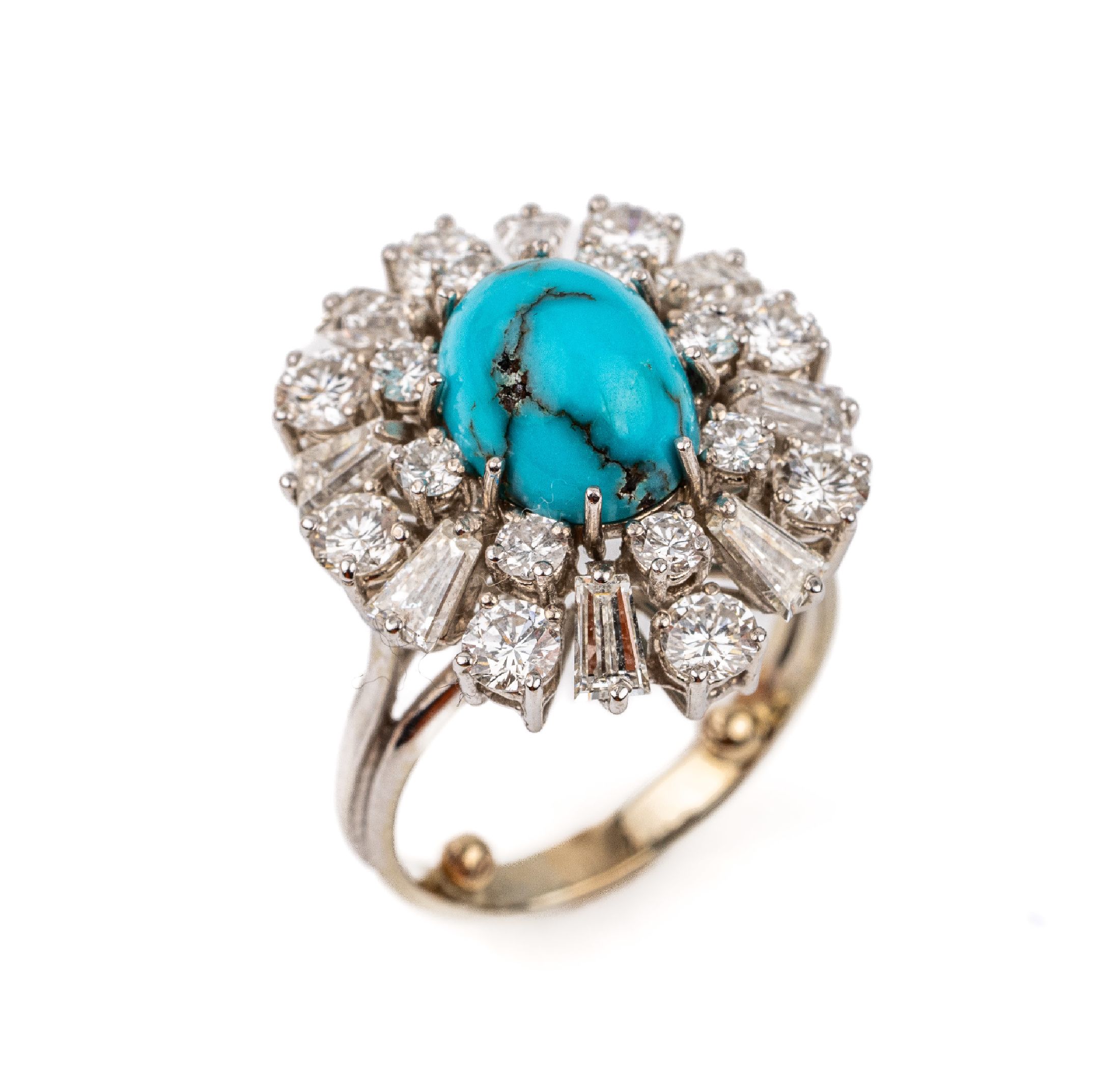 18 kt Gold Diamant Türkis Ring, WG 750/000,mittig Türkismatrixcabochon ca. 2.00 ct, 16 Brillanten und 8 Diamant-Trapeze zus. ca. 2.00ct feines ...