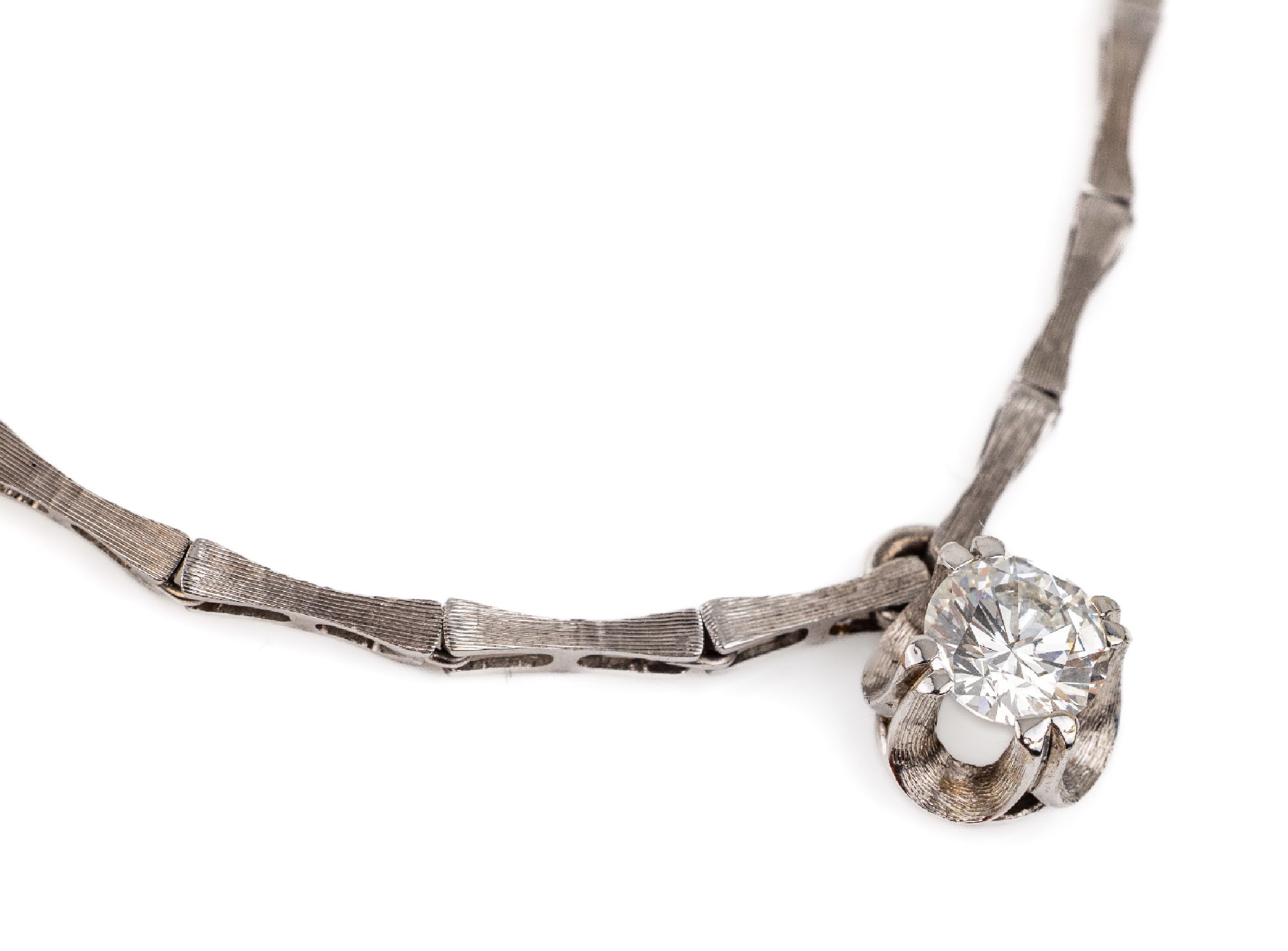 18 kt Gold Brillant Collier, WG 750/000, satinierte Oberfläche, Brillant ca. 1.00 ct feines Weiß-Weiß/vvs2, ca. 15.3 g, L. ca. 41 cm, ...
