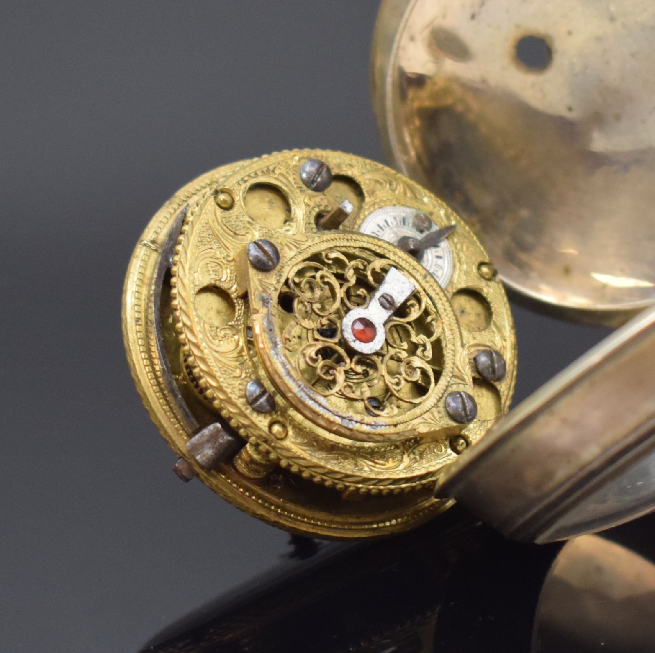 Detail e: Alpenländische Spindeltaschenuhr mit Übergehäuse in Silber, um 1820, Schlüsselaufzug, glattes Innengeh., lackiertes Übergeh. m. ...