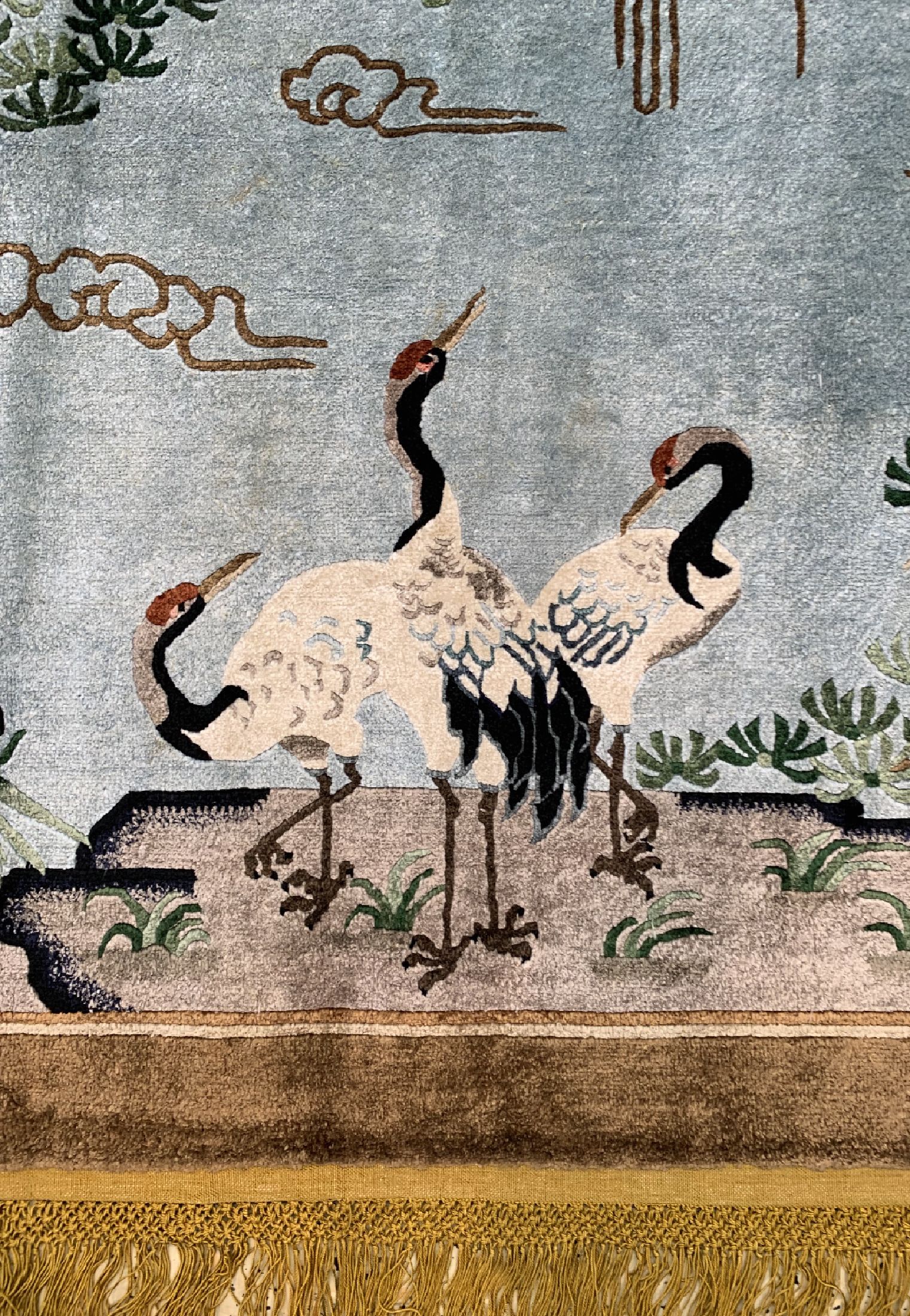 Detail b: Peking Seide, China, ca. 50 Jahre, reine Naturseide, ca. 156 x 100 cm, EHZ: 1-2
