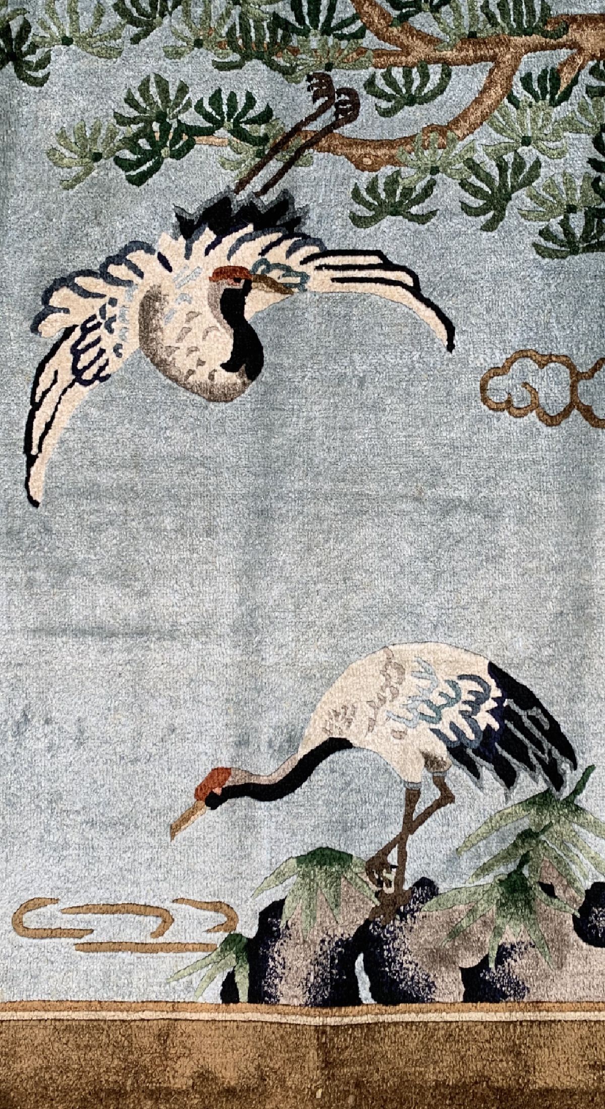 Detail c: Peking Seide, China, ca. 50 Jahre, reine Naturseide, ca. 156 x 100 cm, EHZ: 1-2