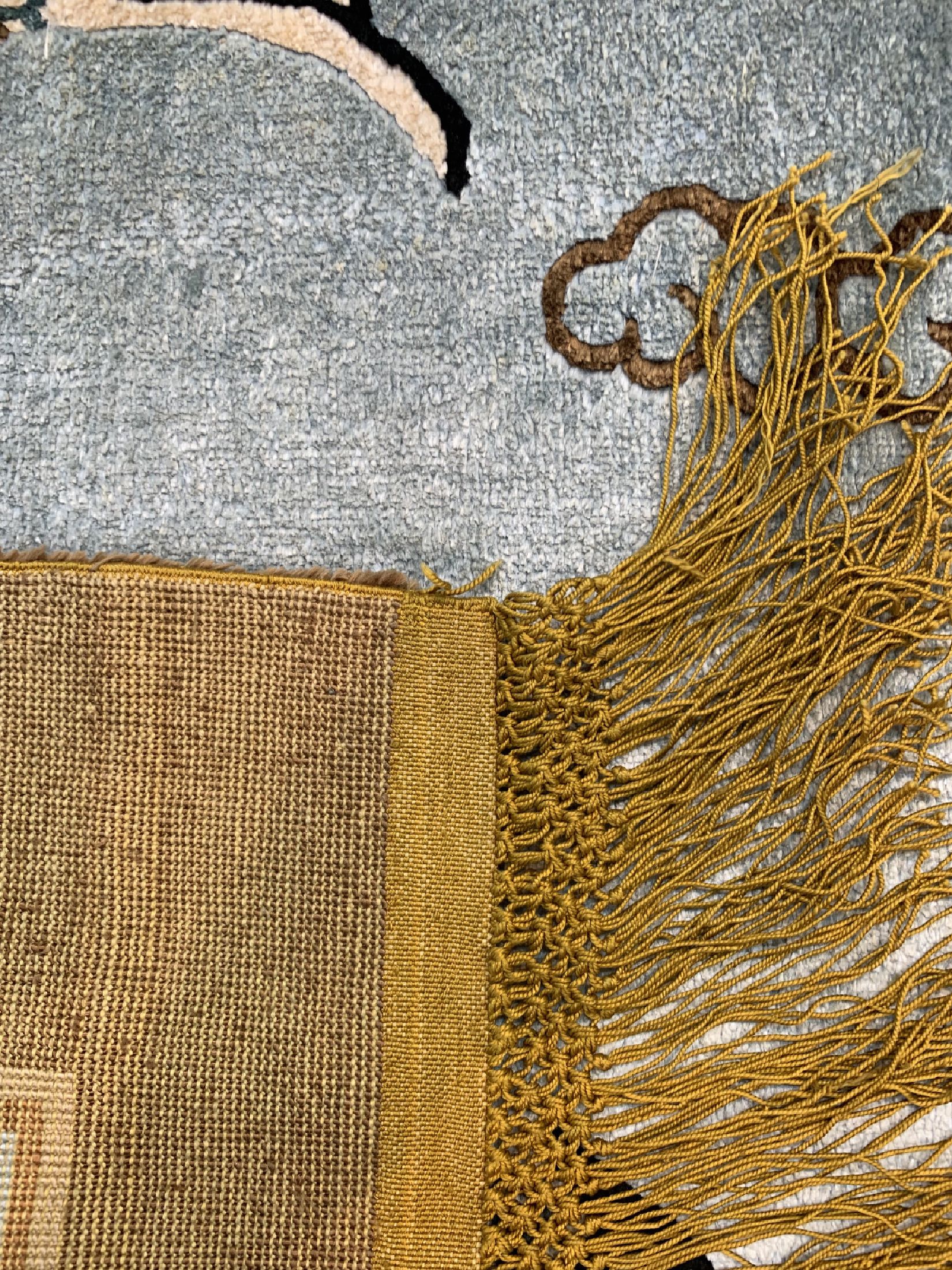 Detail d: Peking Seide, China, ca. 50 Jahre, reine Naturseide, ca. 156 x 100 cm, EHZ: 1-2