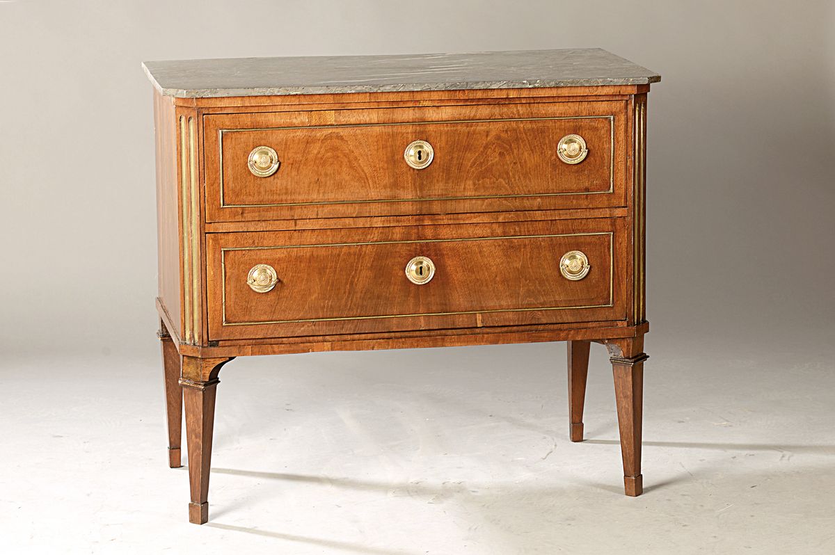 Kommode, Louis-Seize, Frankreich, um 1780, Mahagonifurnier, zweischübig, abgeschrägte kannelierte Kanten, mit Messing ausgekleidet, orig. ...