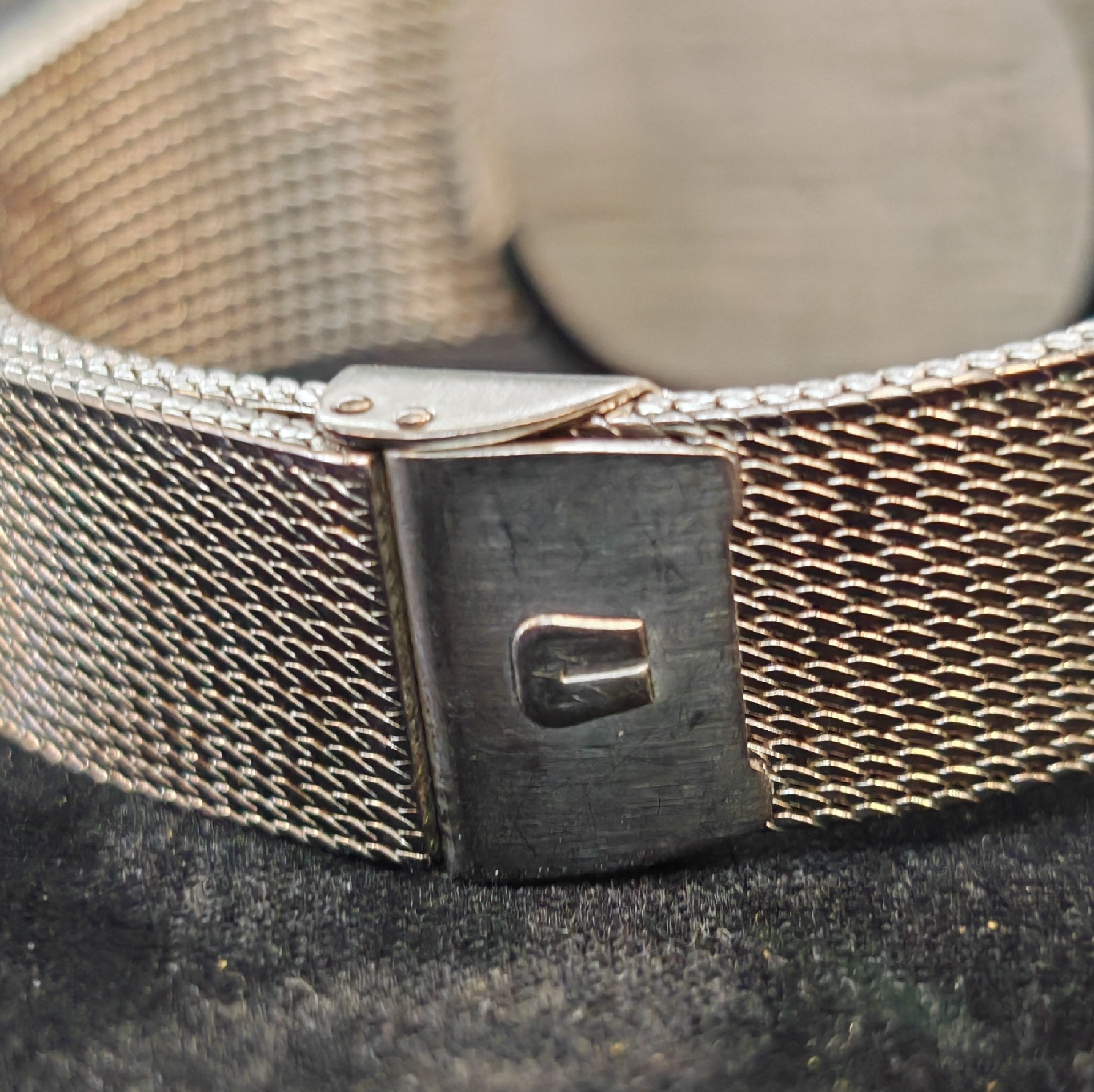 Detail f: UNIVERSAL GENEVE White Shadow Armbanduhr Referenz 866051, Schweiz um 1985, Automatik, Edelstahlgeh. inkl. Meshband, Boden aufgedr., blaues Zifferbl. ...