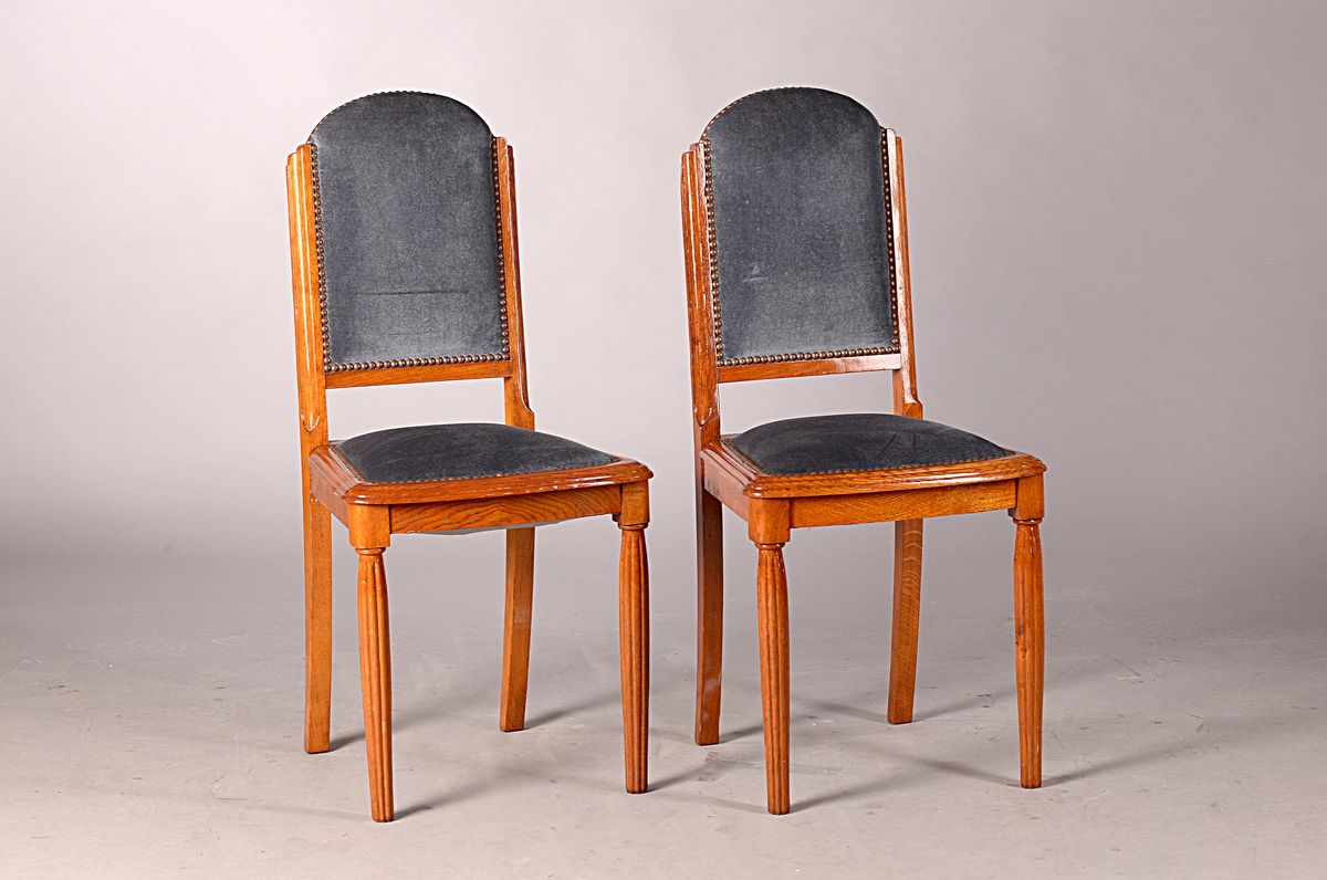 Paar Stühle, Art-Deco, Frankreich, um 1930, Sitz und Rücken gepolstert und bezogen, vordere Beine kanneliert, Schellack poliert, H. ca. 92 cm, Sh. ...