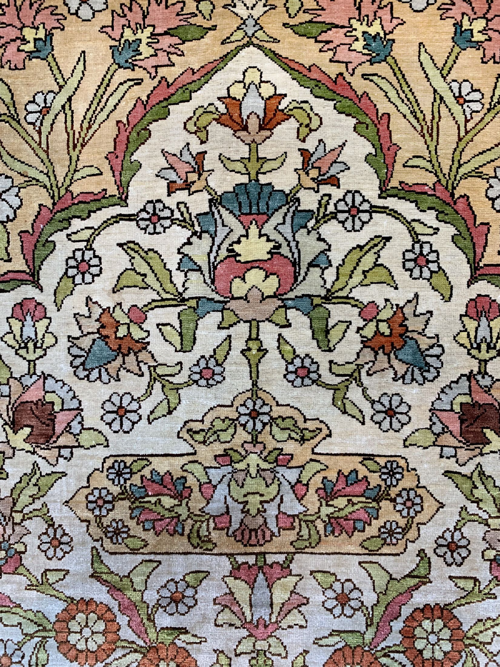 Detail b: Hereke Seide fein, signiert, Türkei, um 1960, reine Naturseide, ca. 148 x 102 cm, ca. 1,0 Mio. Kn/qm, EHZ: 1-2
